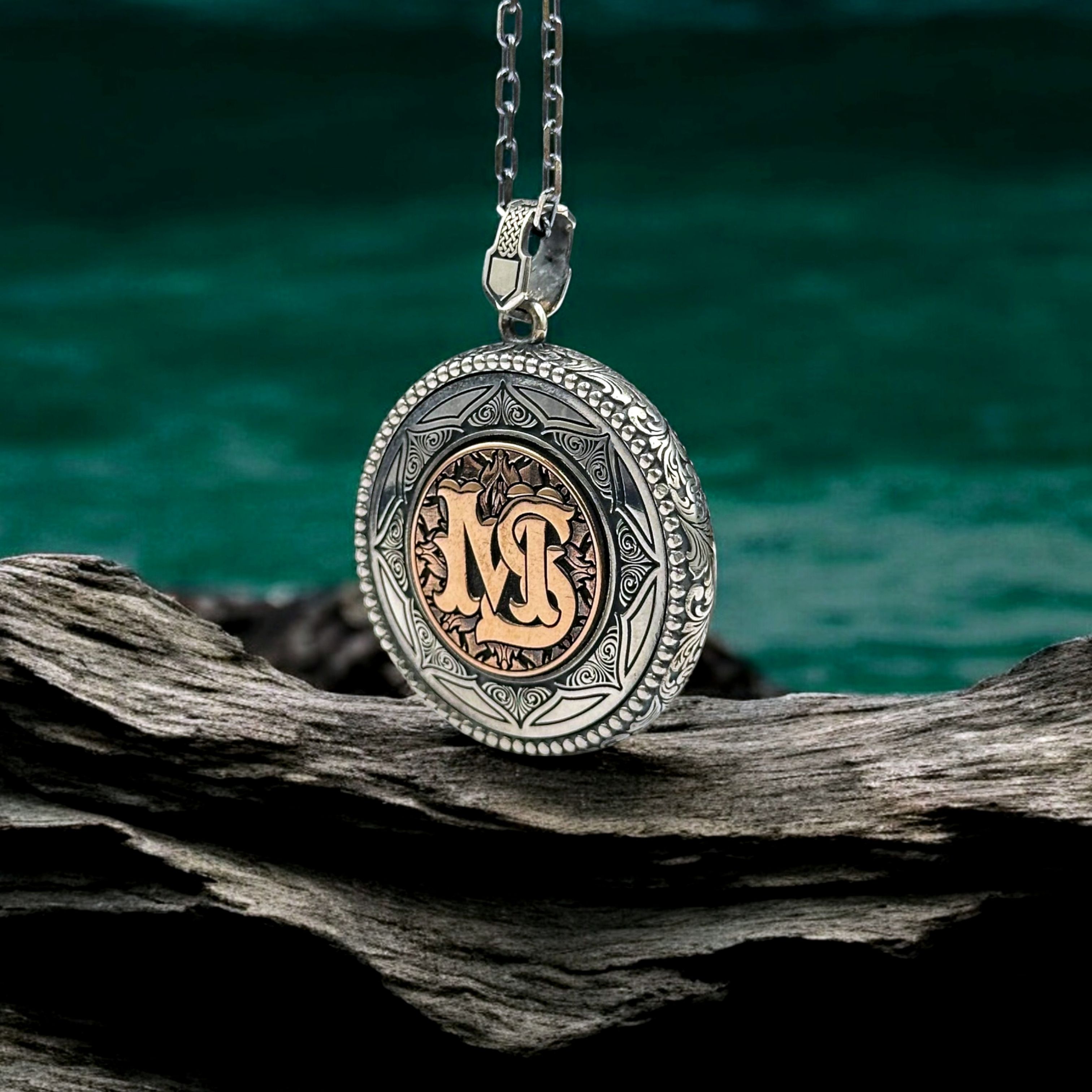 Monogram Harf Ve Fotorğaf İşlemeli Gravür Desenli Özelleştirilebilir 925 Ayar Gümüş Madalyon
