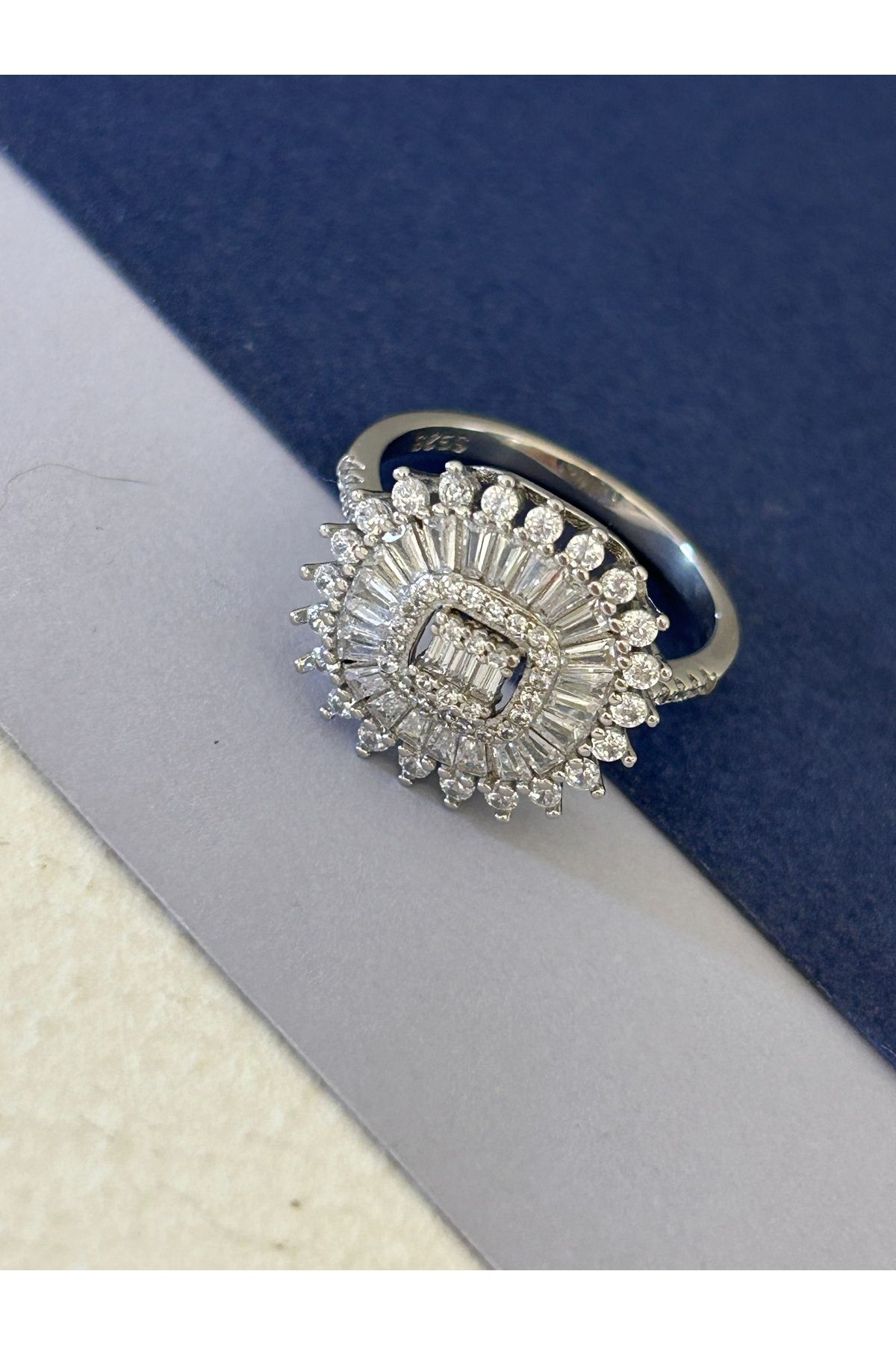 3,95 Gr Silver Renk Oval Ortası Kare Baget ve Zirkon Taşlı Çiçek Tasarım Yüzük