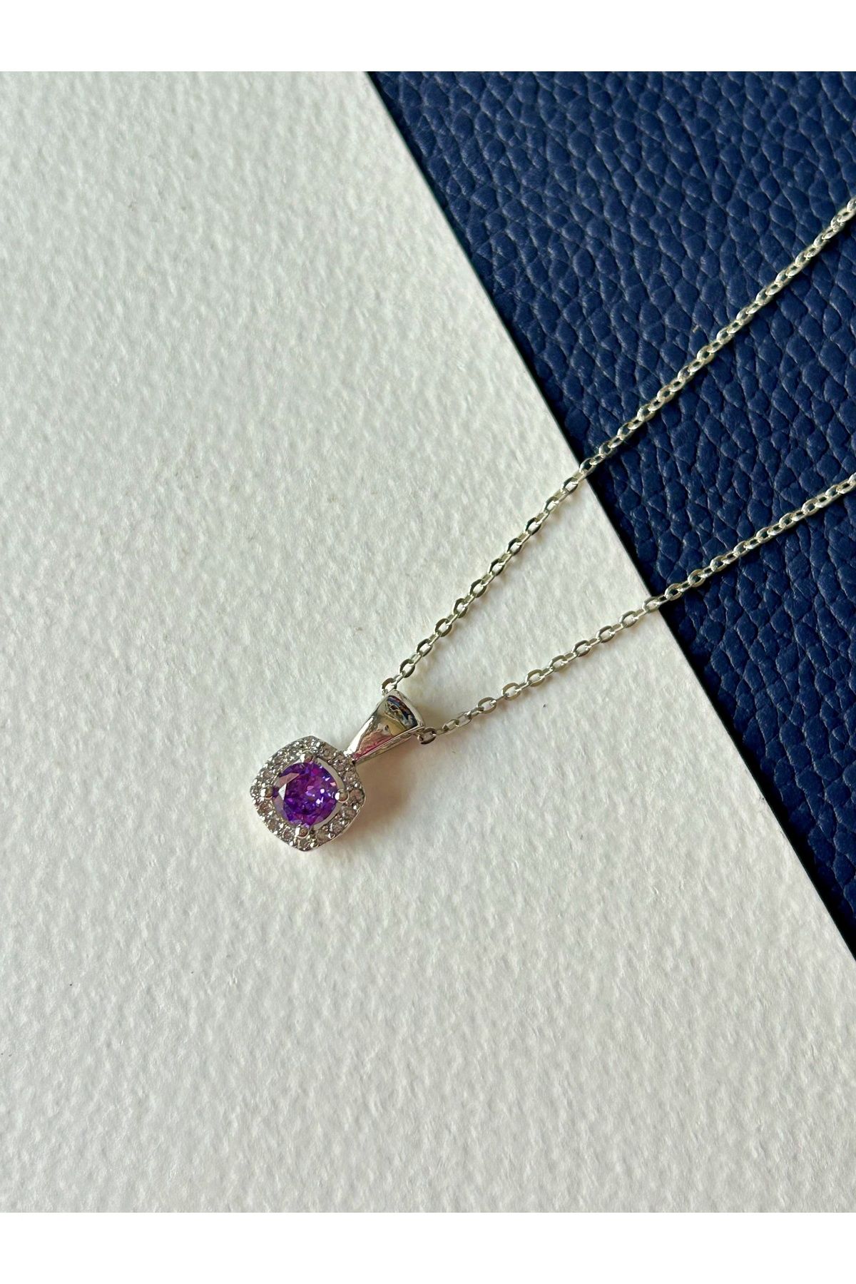Mor Renk Detaylı Tek Taş Çelik Kolye
