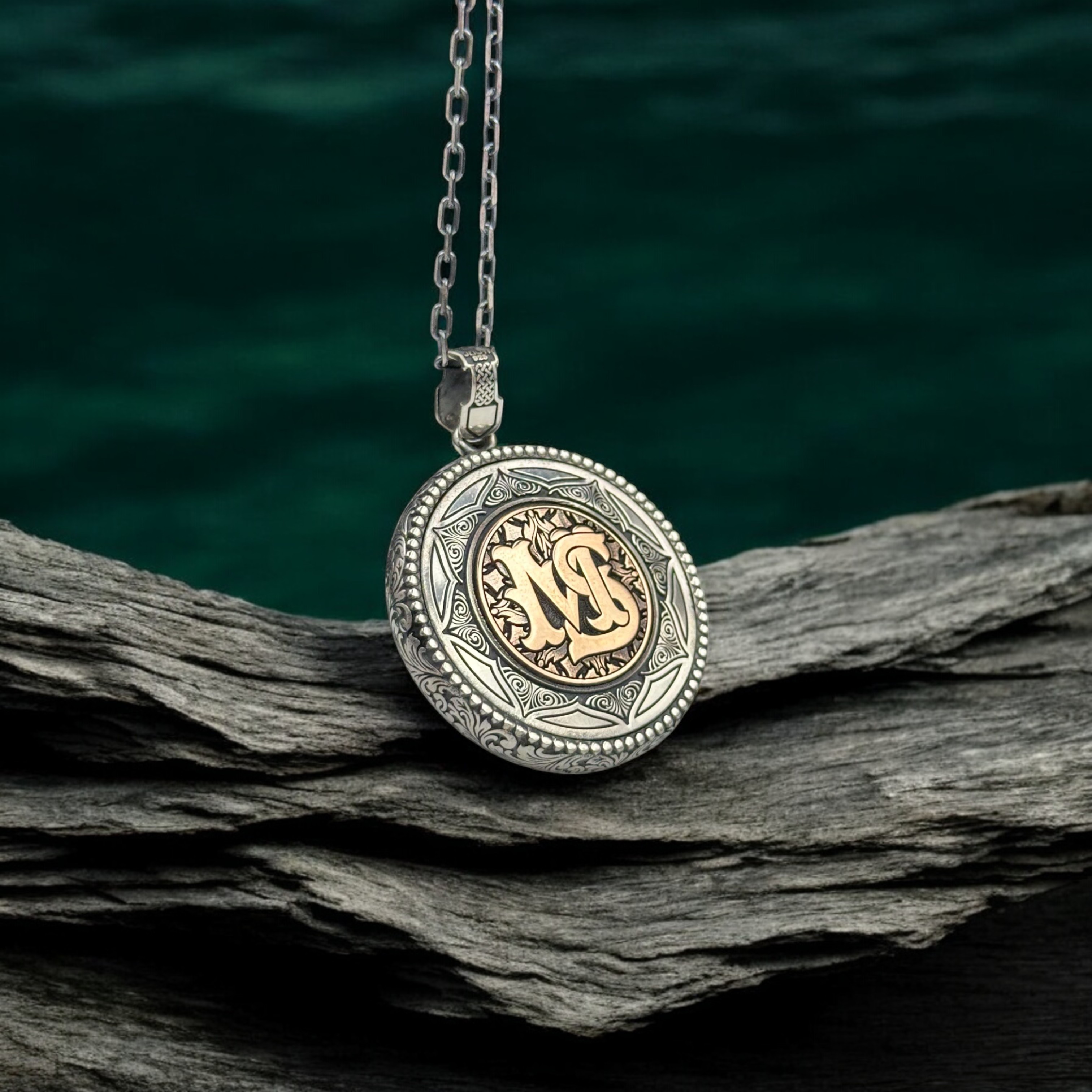 Monogram Harf Ve Fotorğaf İşlemeli Gravür Desenli Özelleştirilebilir 925 Ayar Gümüş Madalyon