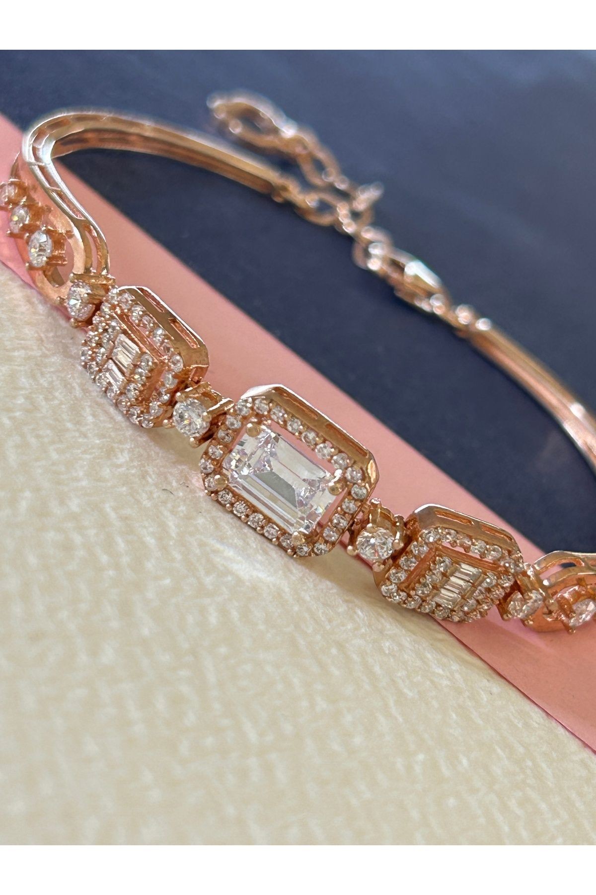 6,25 Gr Rose Renk Yatay İki Farklı Baget Zirkon Taşlı 925 Gümüş Kelepçe