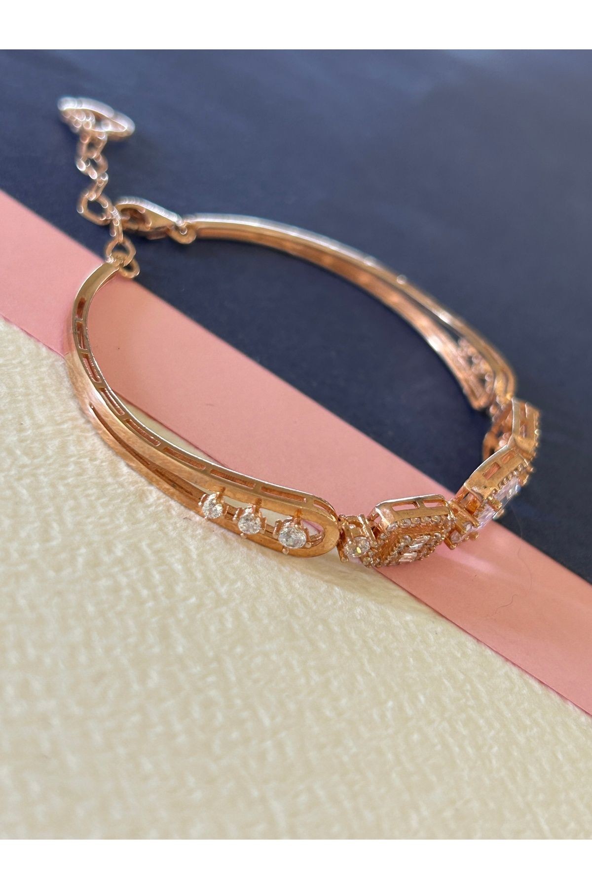 6,25 Gr Rose Renk Yatay İki Farklı Baget Zirkon Taşlı 925 Gümüş Kelepçe