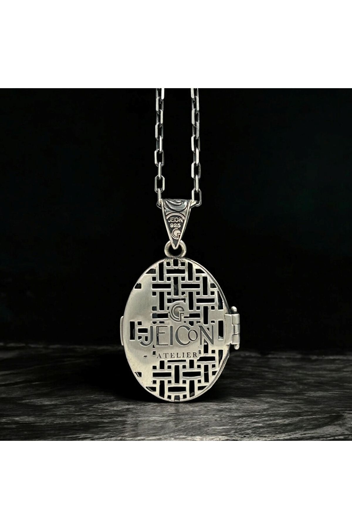 Monogram Harf Ve Dua işlemeli925 Ayar Gümüş Minimal Kapaklı Madalyon