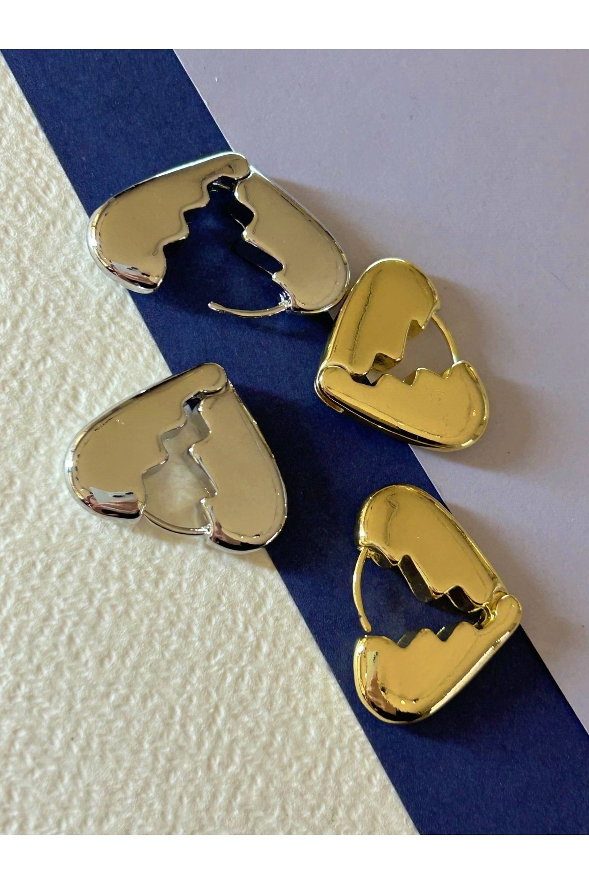 Gold Renk Çelik Düz Parlak Kırık Kalp Model Küpe