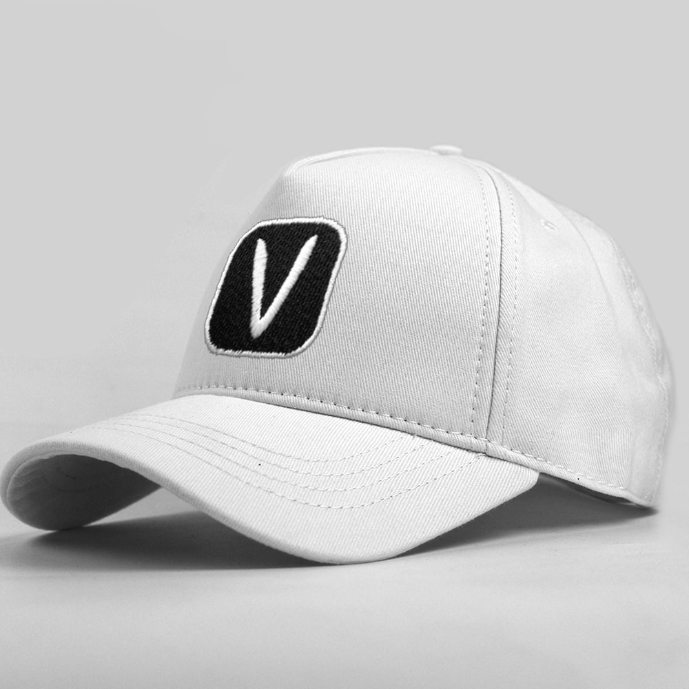 V Harf Logo Yüksek Profil Şapka - Beyaz