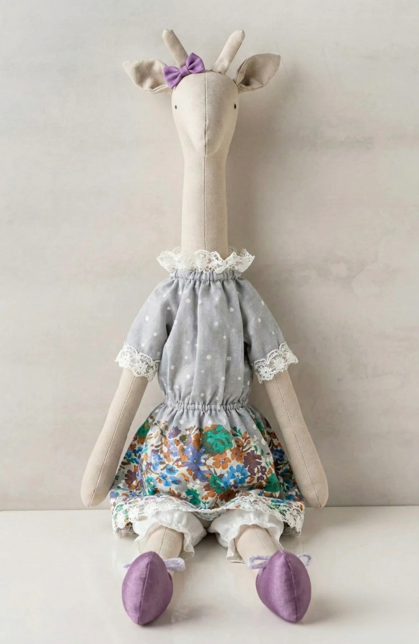 Bez Zürafa Oyuncak (Kız) / Gri Puantiyeli ve Çiçek Desenli Elbiseli – İris