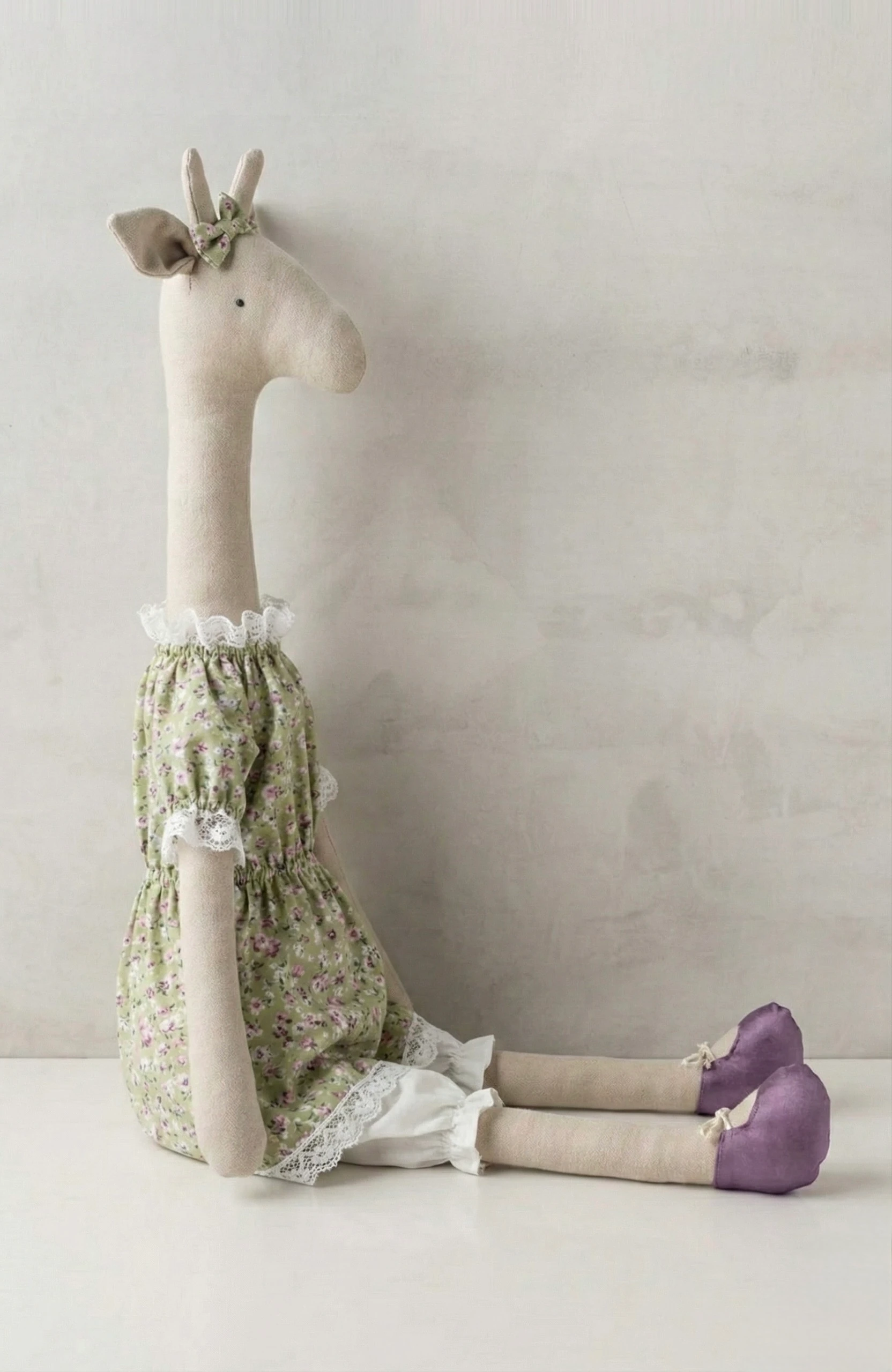 Bez Zürafa Oyuncak (Kız) / Yeşil Çiçekli Elbiseli ve Fiyonklu – Su