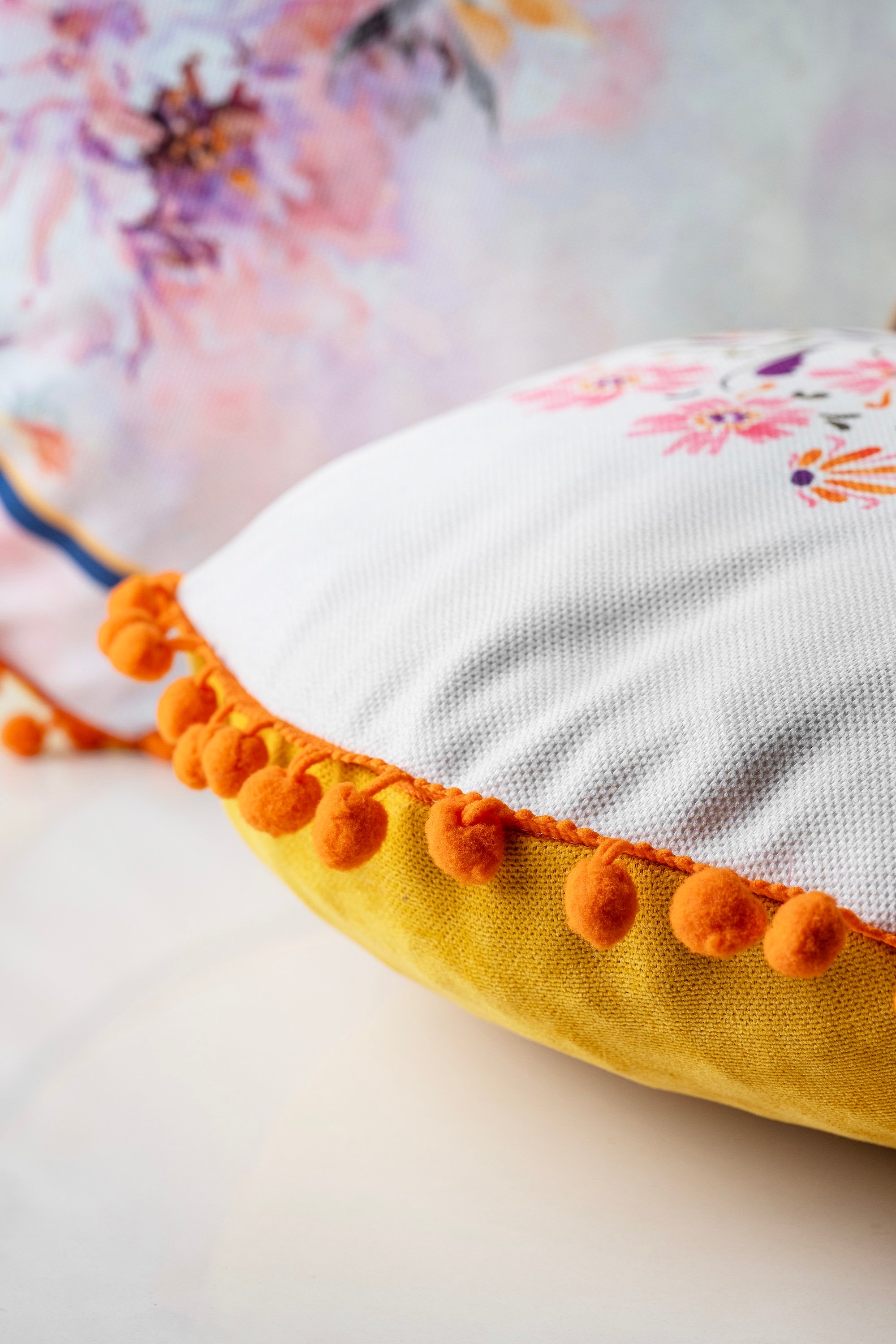 Ponponlu Yuvarlak Kırlent Kılıfı – Bahar Desenli Bohem Stil