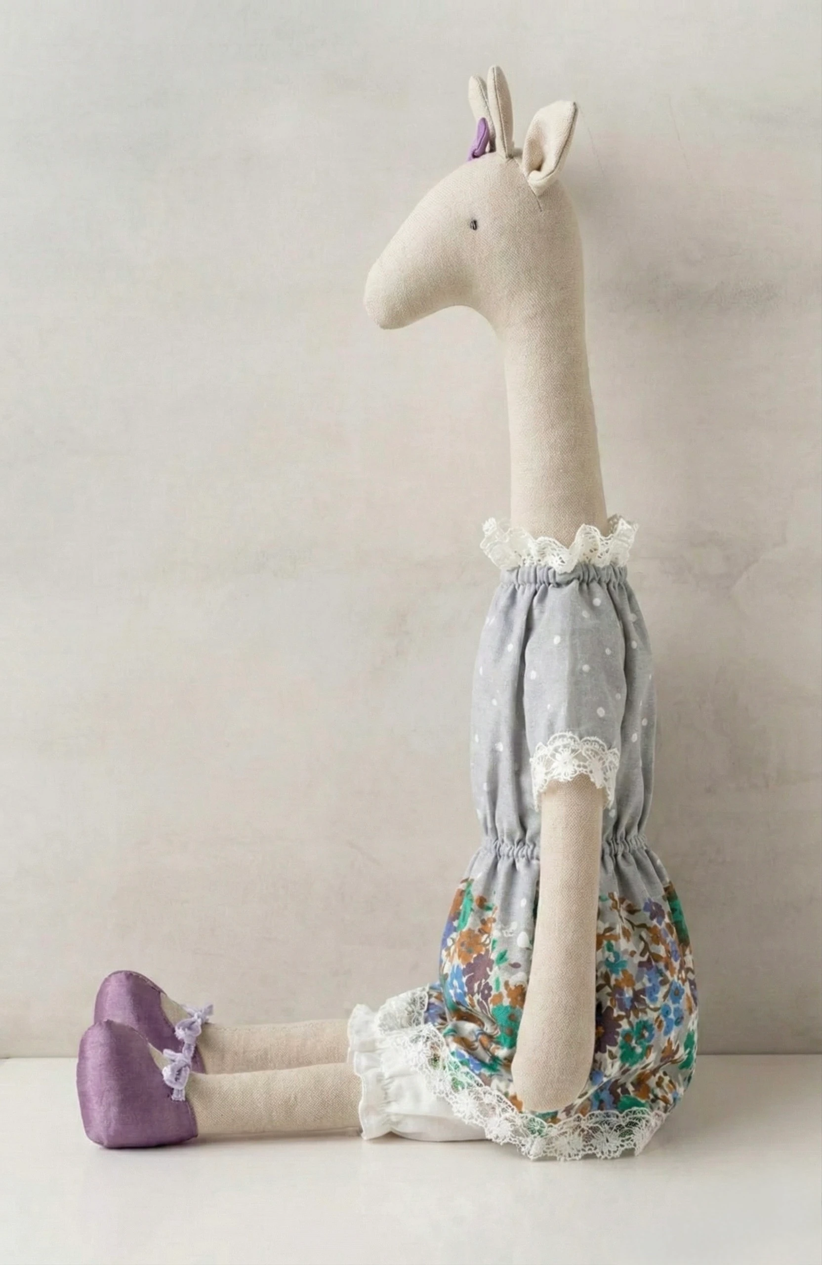 Bez Zürafa Oyuncak (Kız) / Gri Puantiyeli ve Çiçek Desenli Elbiseli – İris