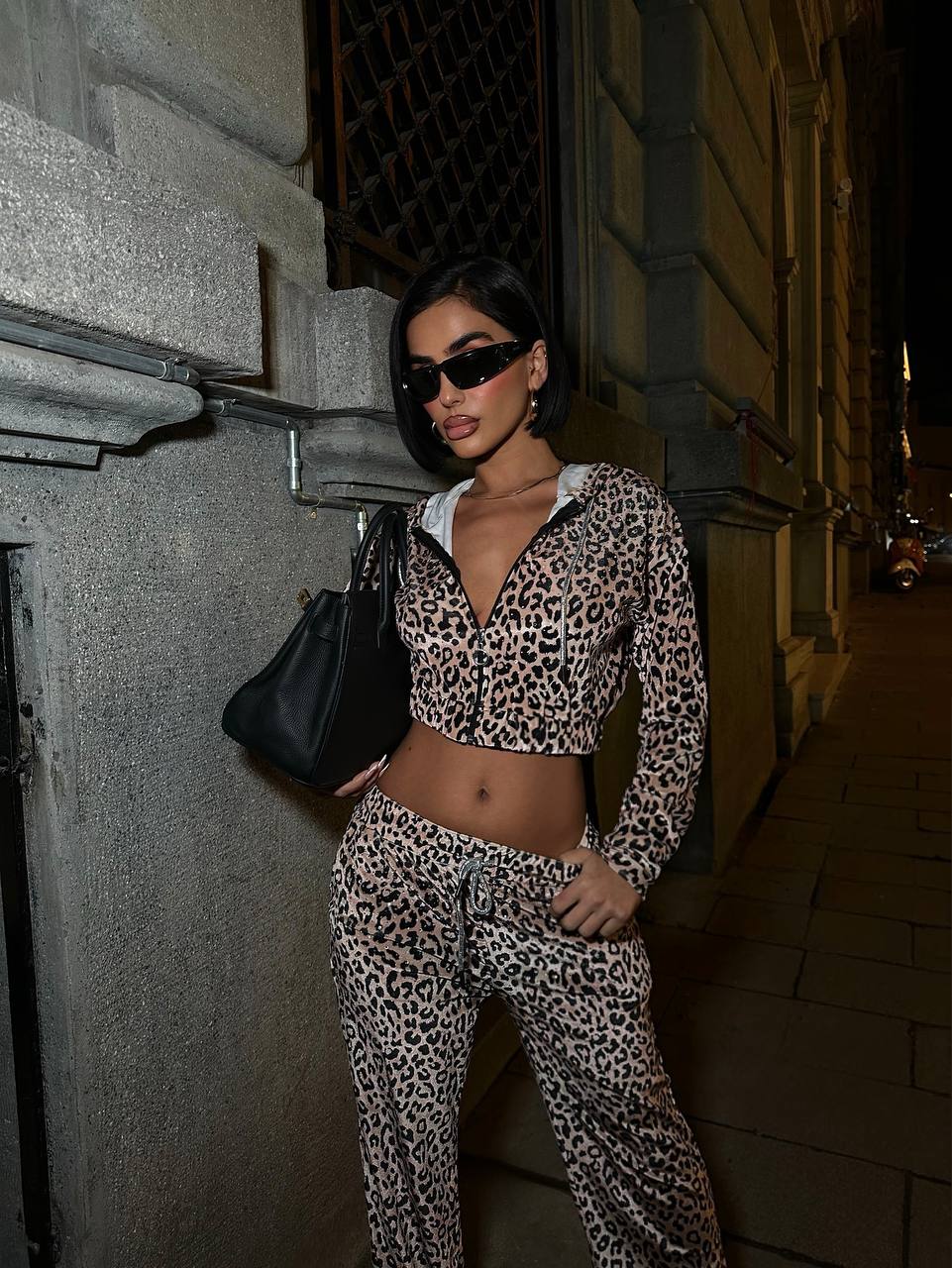 Kadife Velvet Kumaş Bol Kesim Crop Kapüşonlu Fermuarlı İkili Kadın Takım - Leopar Deseni