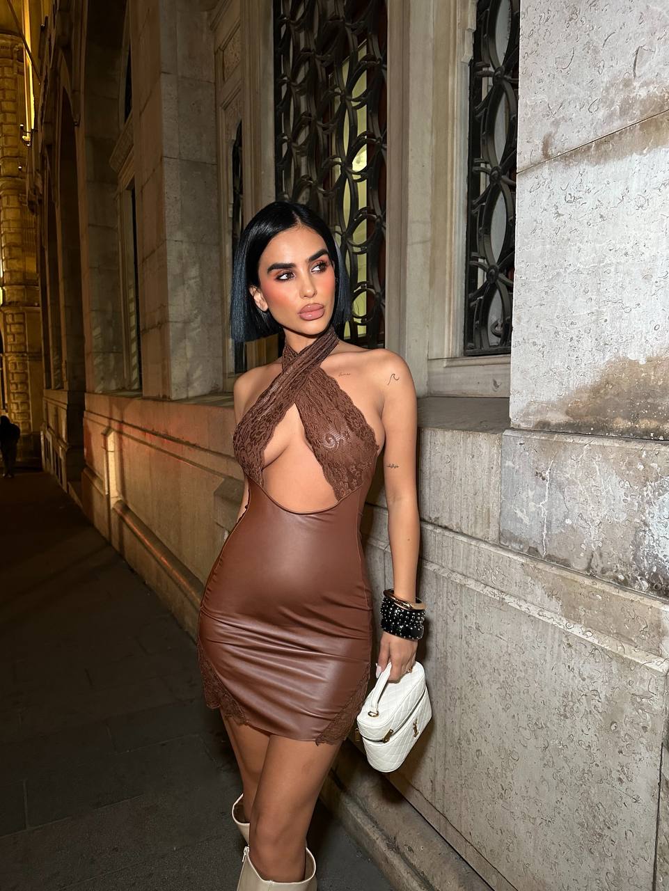 Suni Deri ve Dantel Kombinli Sırt Dekolteli Vücudu Saran Mini Elbise - Kahverengi