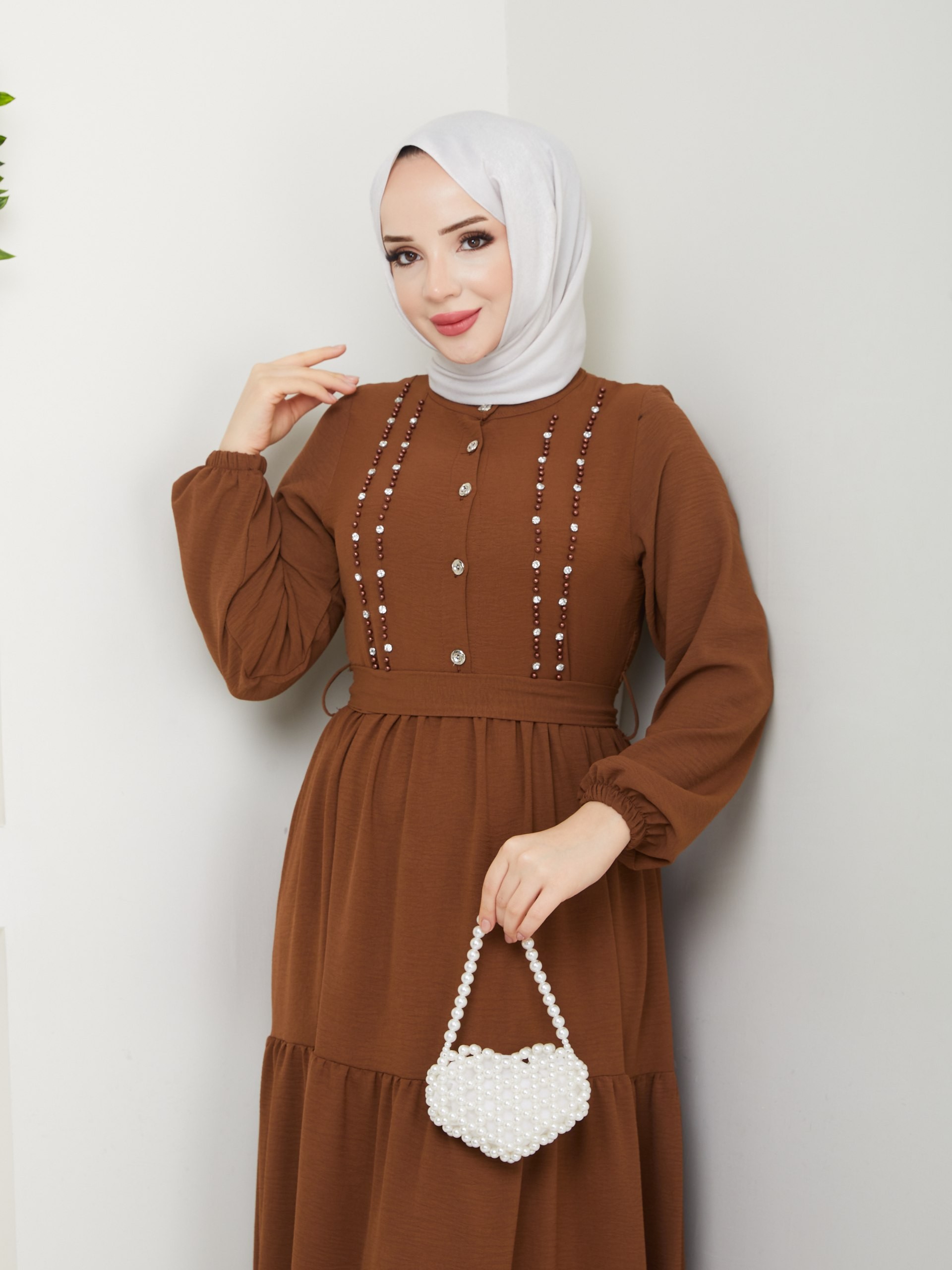 ÖNÜ DÜĞMELİ İNCİ ŞERİT DETAYLI ELBİSE 1153 - Kahve