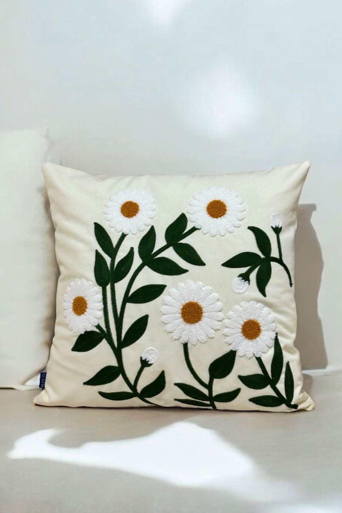 Daisy Punch Nakışlı Dekoratif Kırlent Kılıfı 45*45 CM