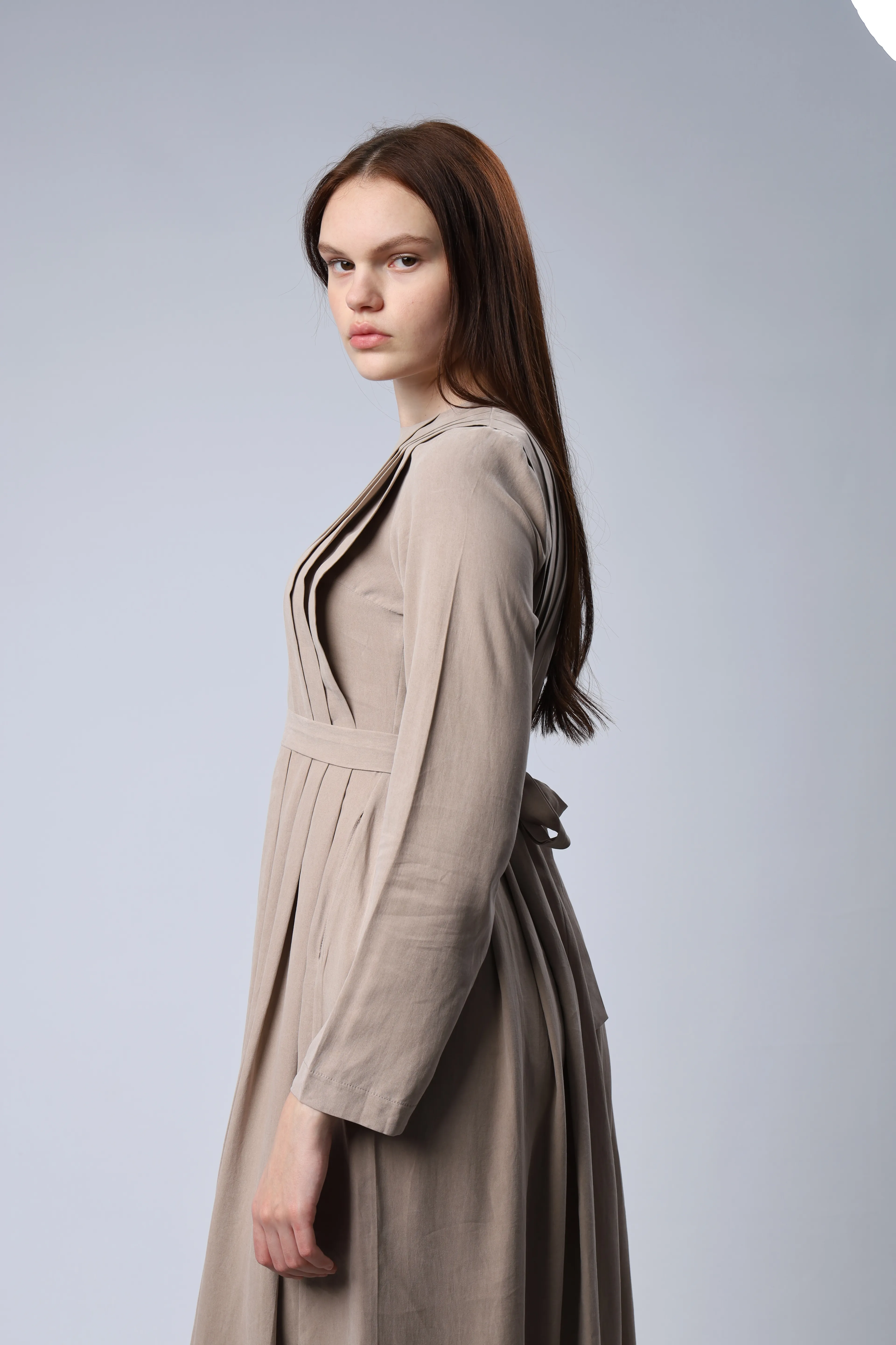 "Limited Edition Collection" İPEK CUPRA PİLE DETAYLI ELBİSE BEJ