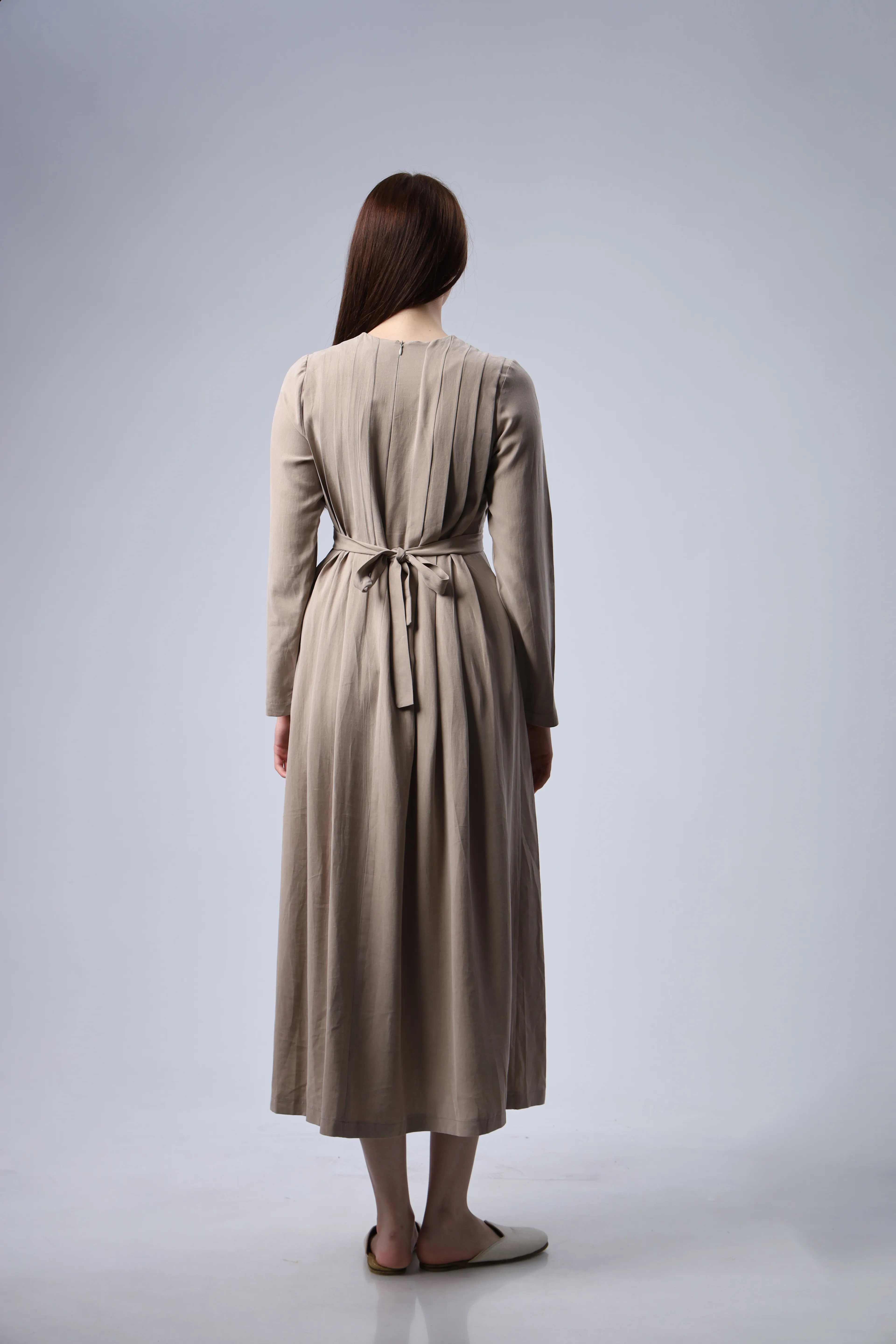 "Limited Edition Collection" İPEK CUPRA PİLE DETAYLI ELBİSE BEJ