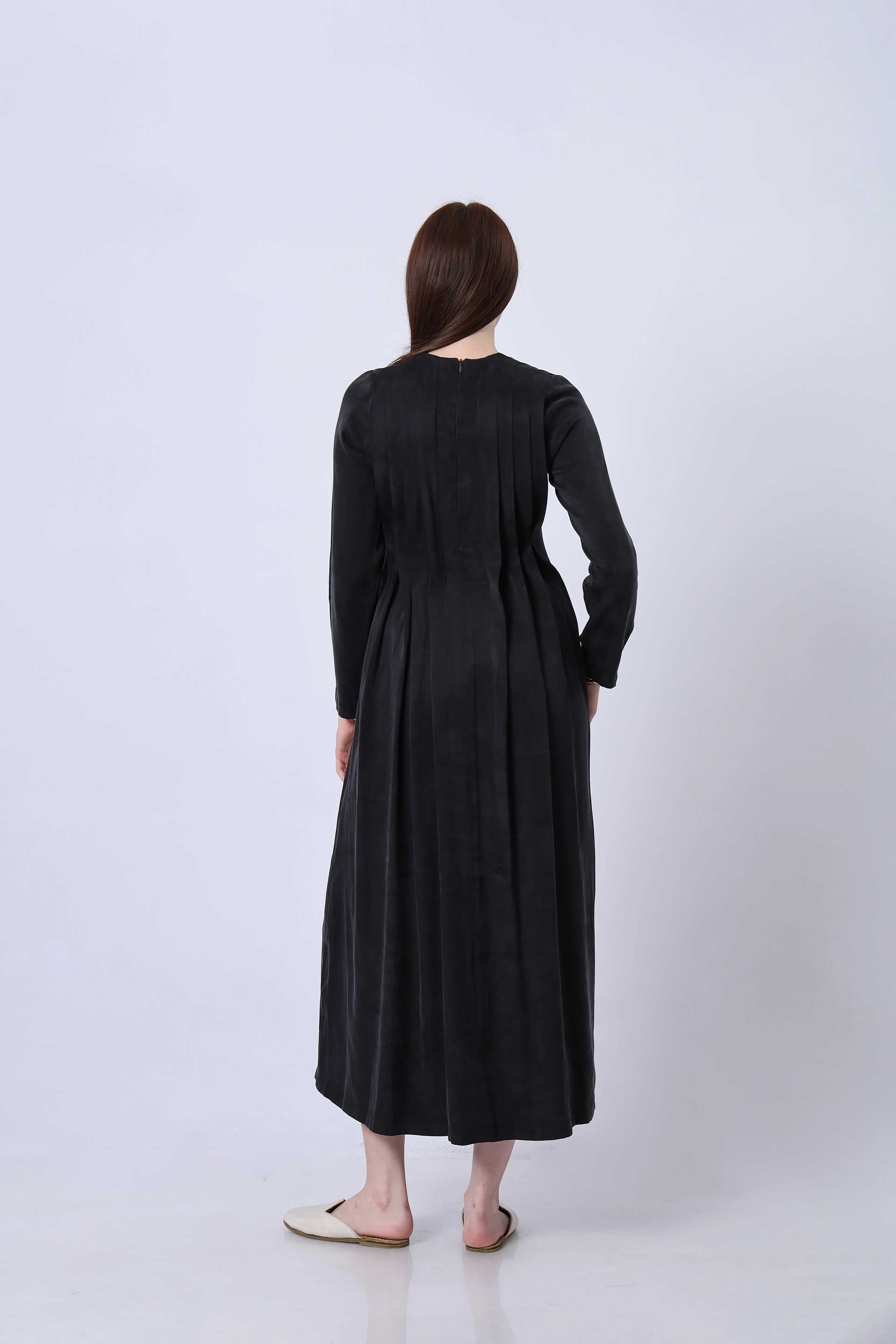 "Limited Edition Collection" İPEK CUPRA PİLE DETAYLI ELBİSE SİYAH