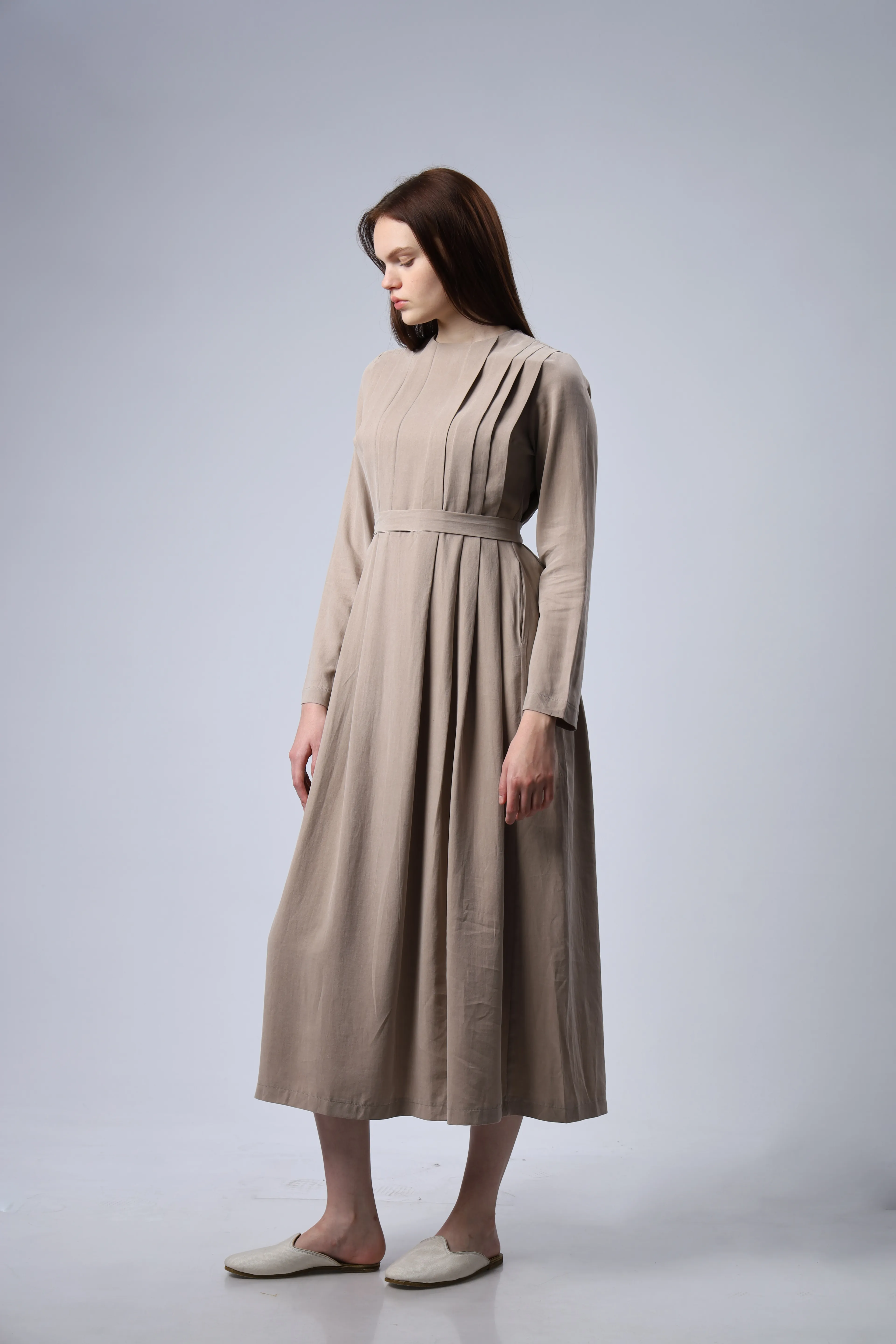 "Limited Edition Collection" İPEK CUPRA PİLE DETAYLI ELBİSE BEJ