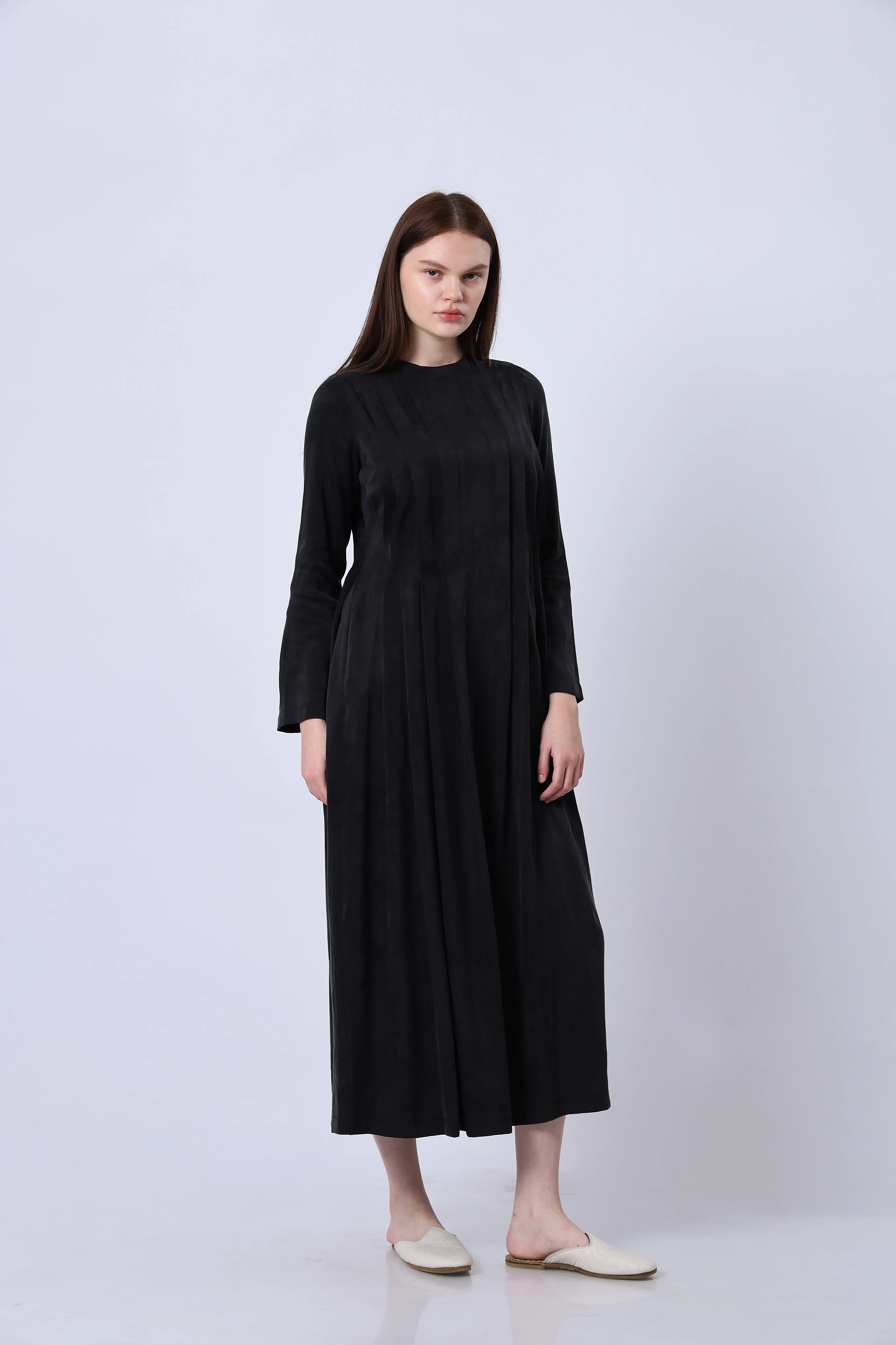 "Limited Edition Collection" İPEK CUPRA PİLE DETAYLI ELBİSE SİYAH