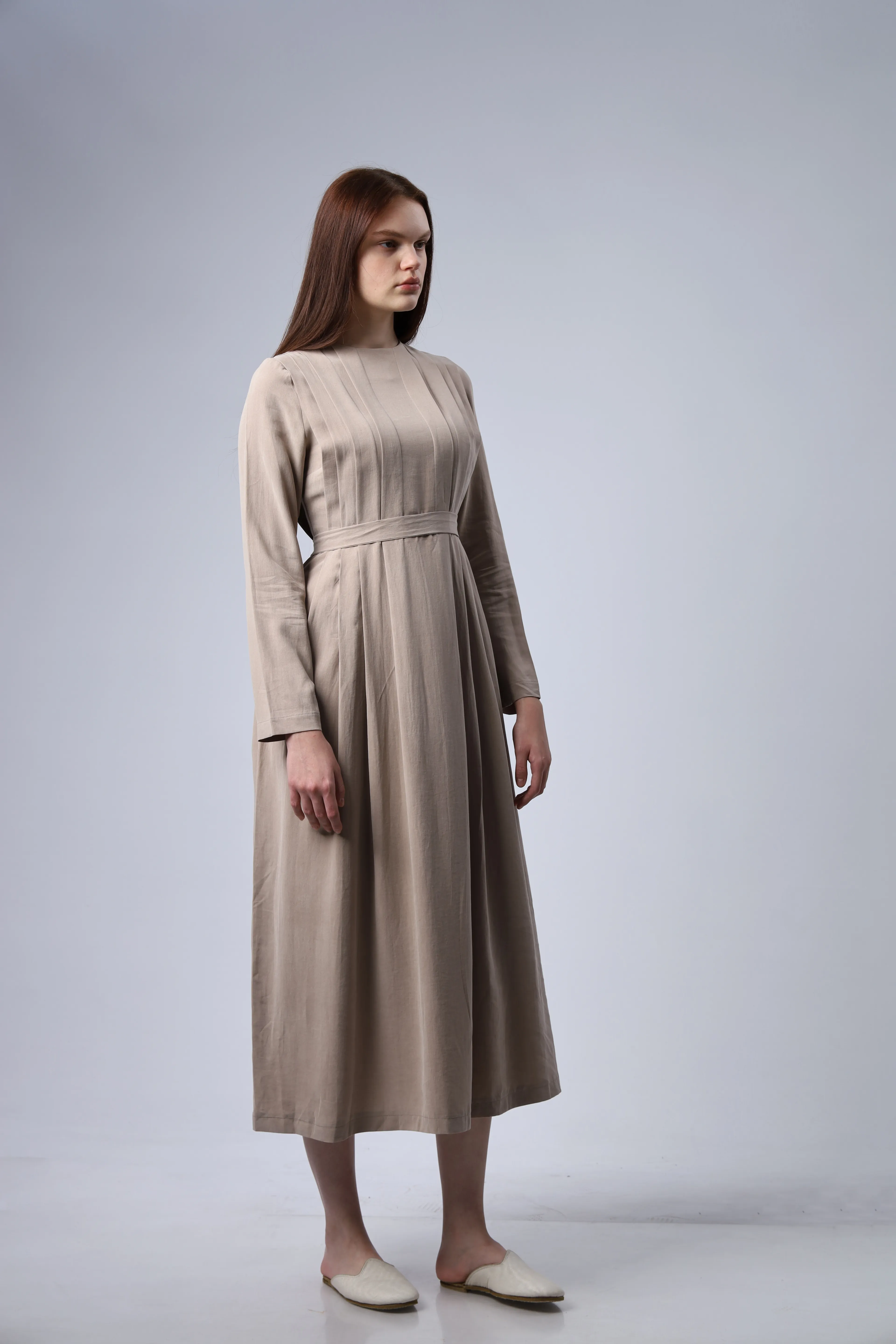 "Limited Edition Collection" İPEK CUPRA PİLE DETAYLI ELBİSE BEJ