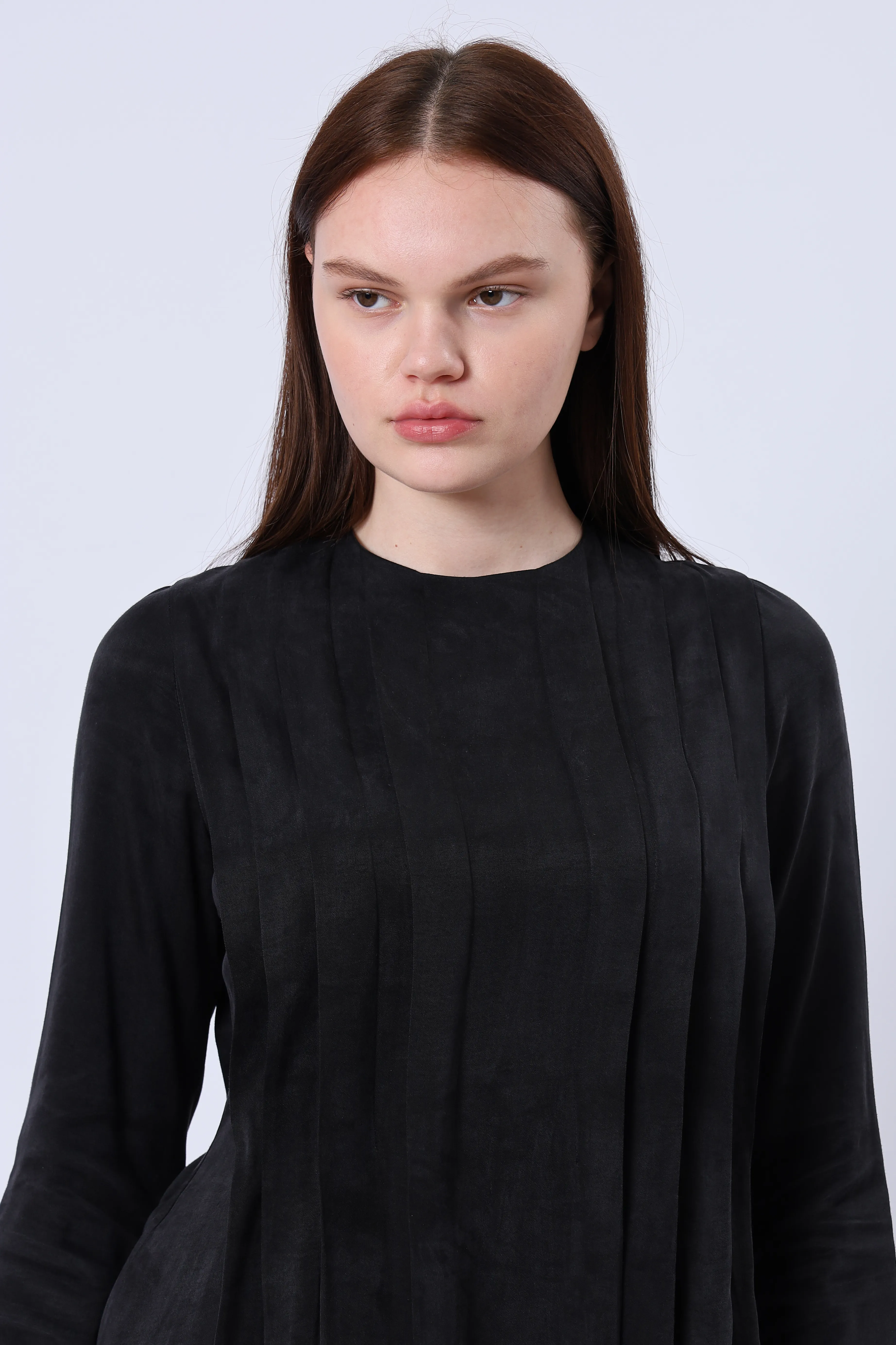 "Limited Edition Collection" İPEK CUPRA PİLE DETAYLI ELBİSE SİYAH