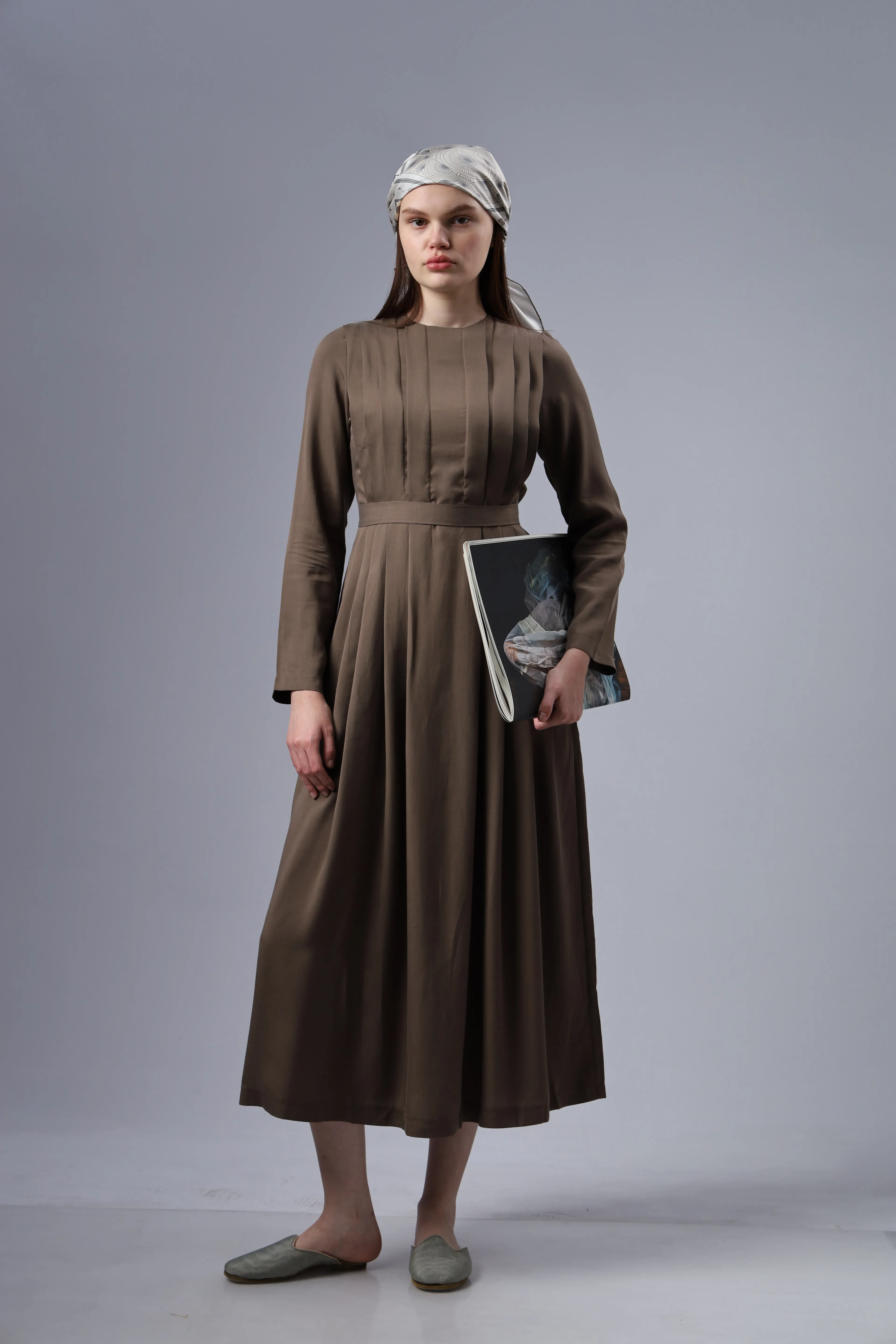 "Limited Edition Collection" İPEK CUPRA PİLE DETAYLI ELBİSE KAHVERENGİ