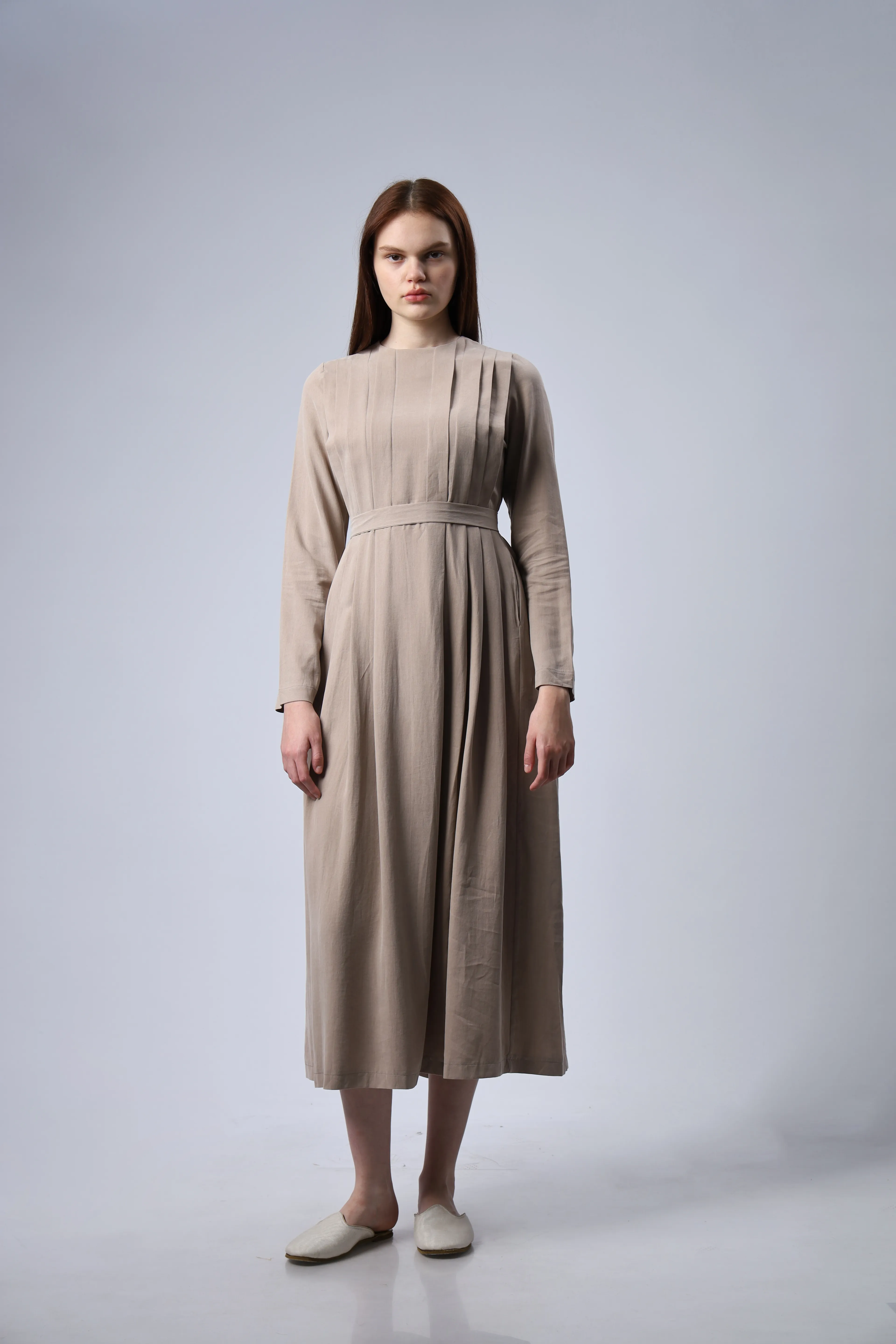 "Limited Edition Collection" İPEK CUPRA PİLE DETAYLI ELBİSE BEJ