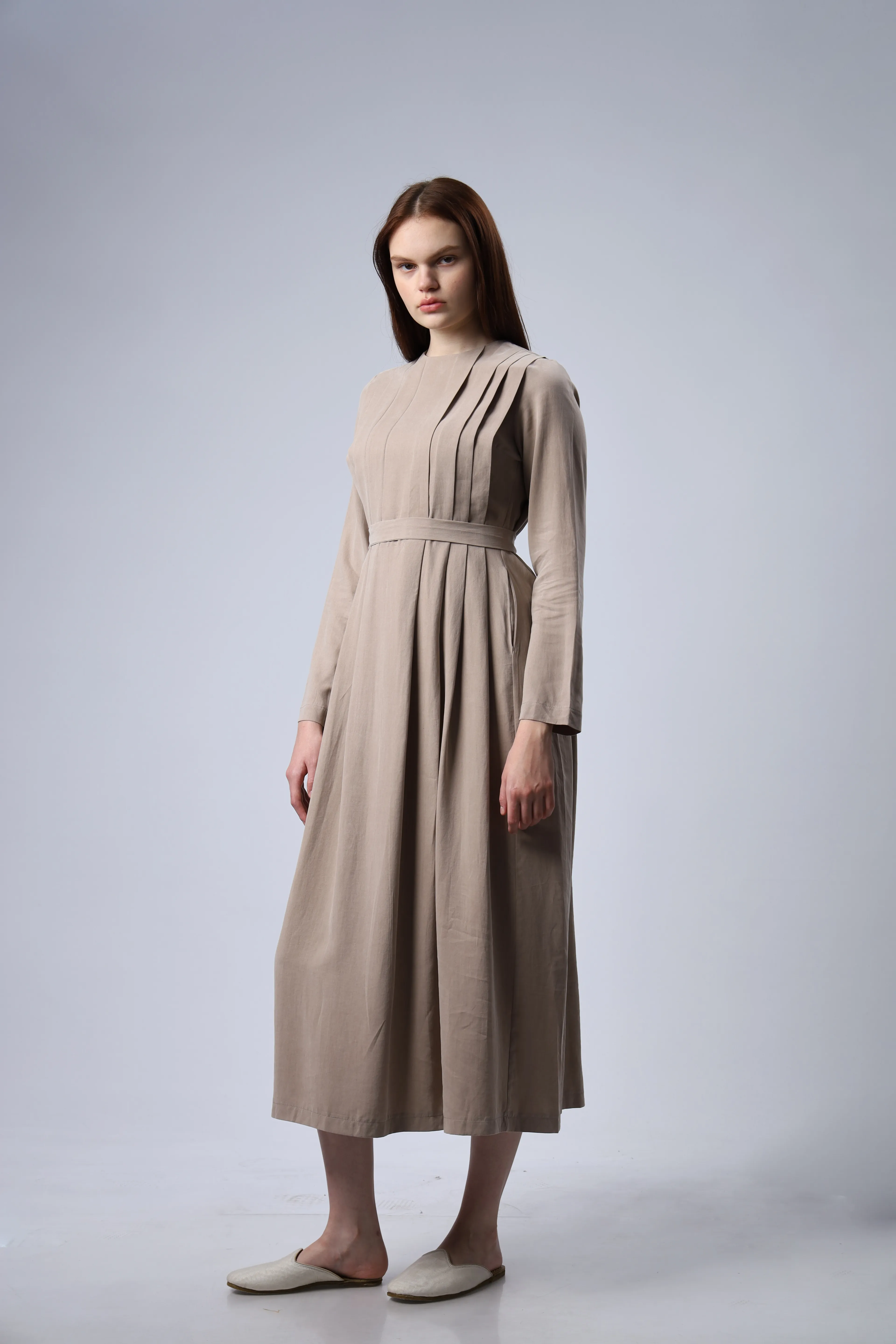 "Limited Edition Collection" İPEK CUPRA PİLE DETAYLI ELBİSE BEJ