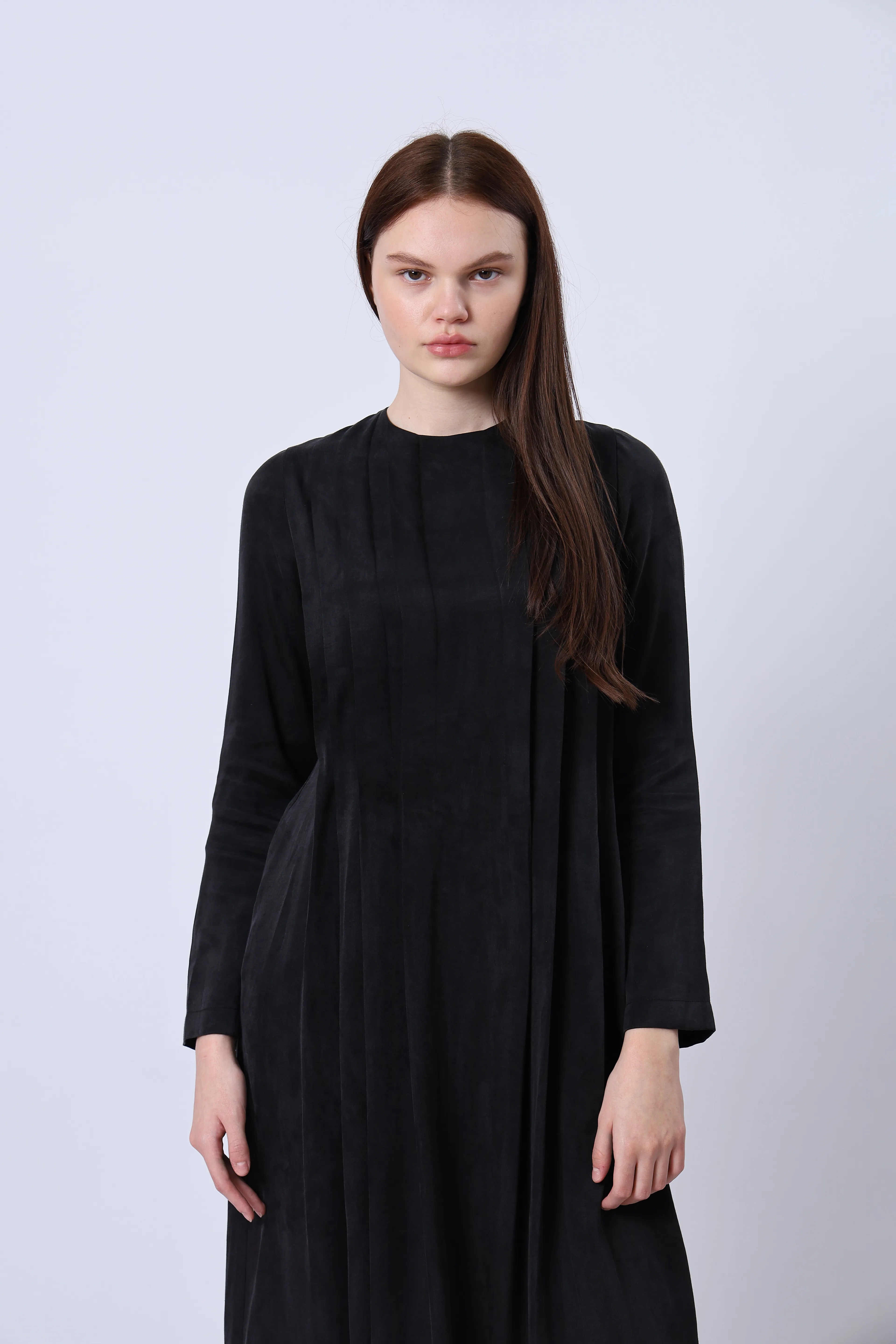 "Limited Edition Collection" İPEK CUPRA PİLE DETAYLI ELBİSE SİYAH