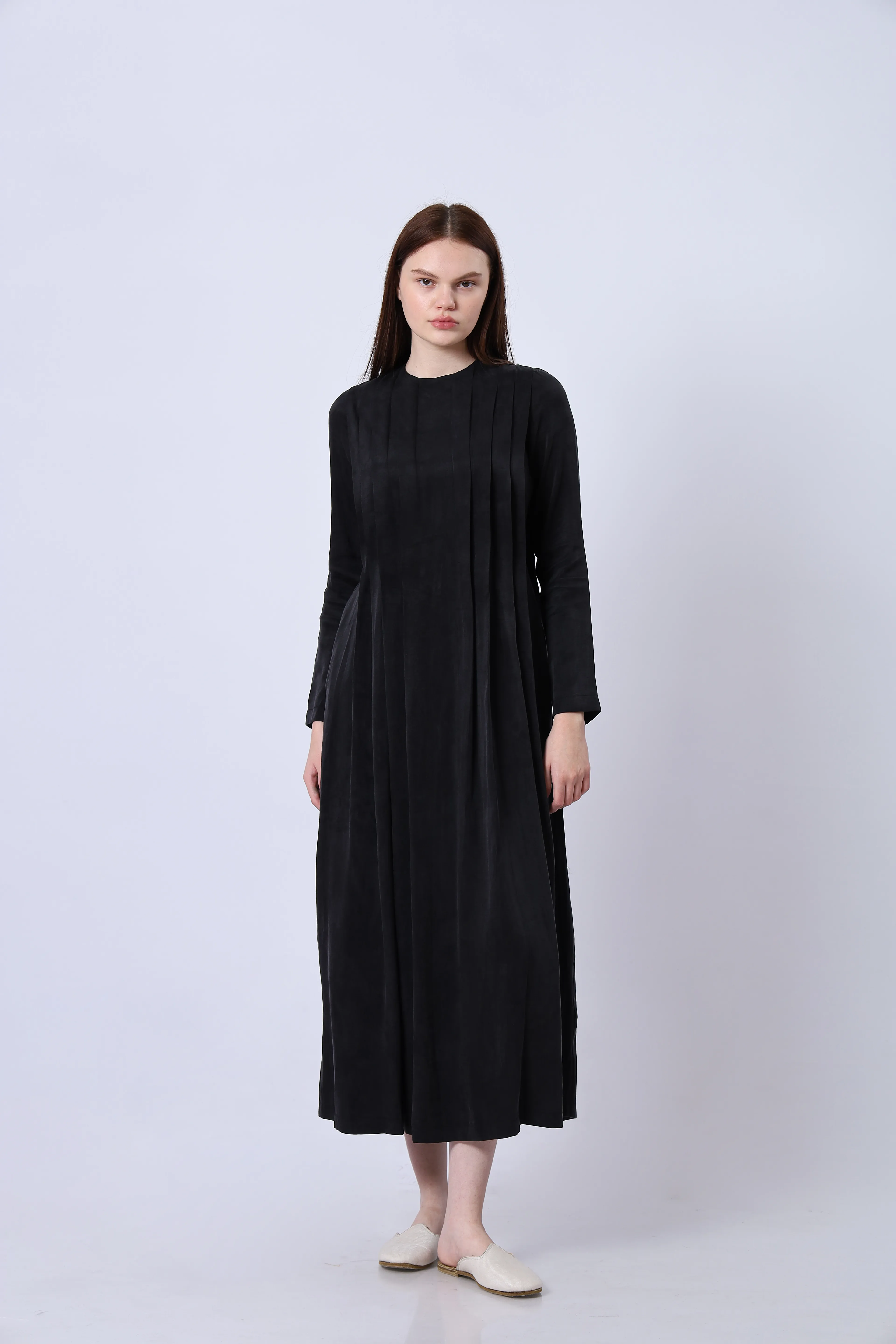 "Limited Edition Collection" İPEK CUPRA PİLE DETAYLI ELBİSE SİYAH