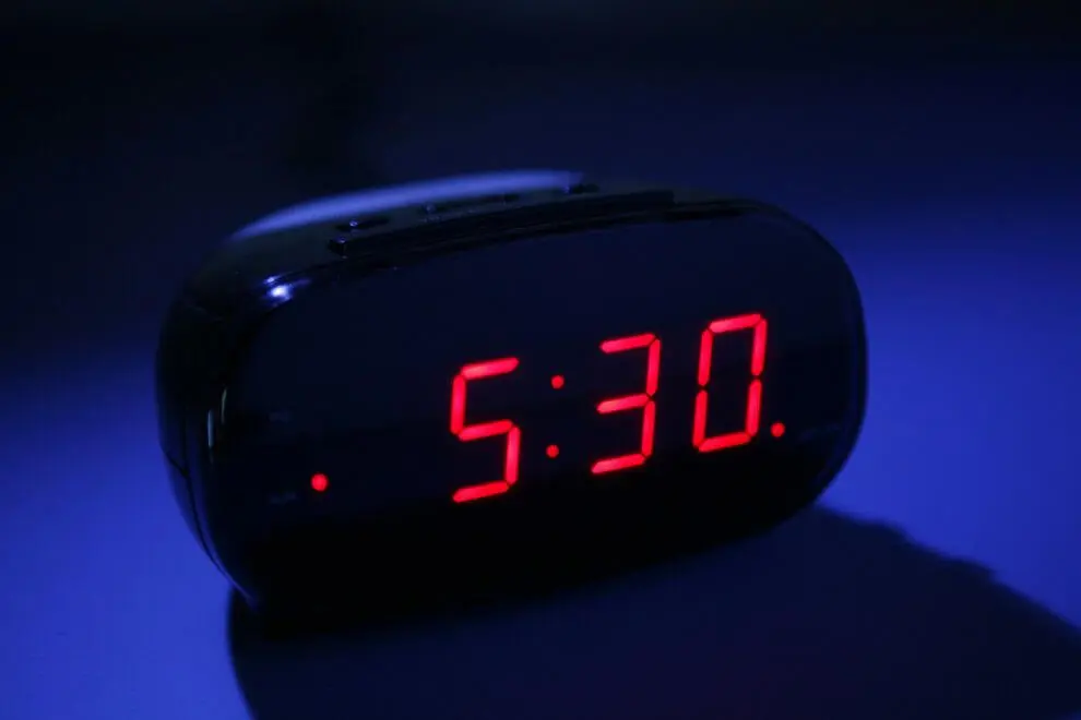Sabah 05:30'u gösteren dijital alarm saati
