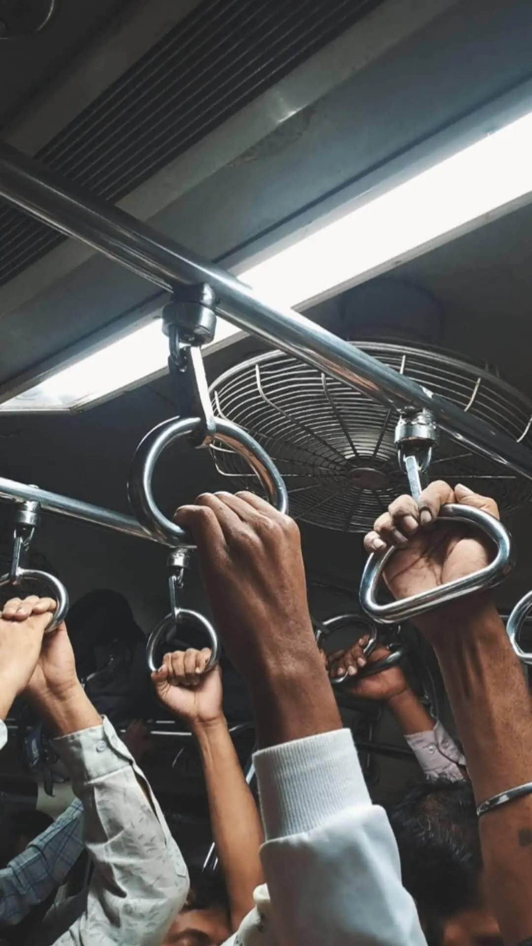 Yoğun sabah yolculuğunda metro tutacaklarına uzanan eller