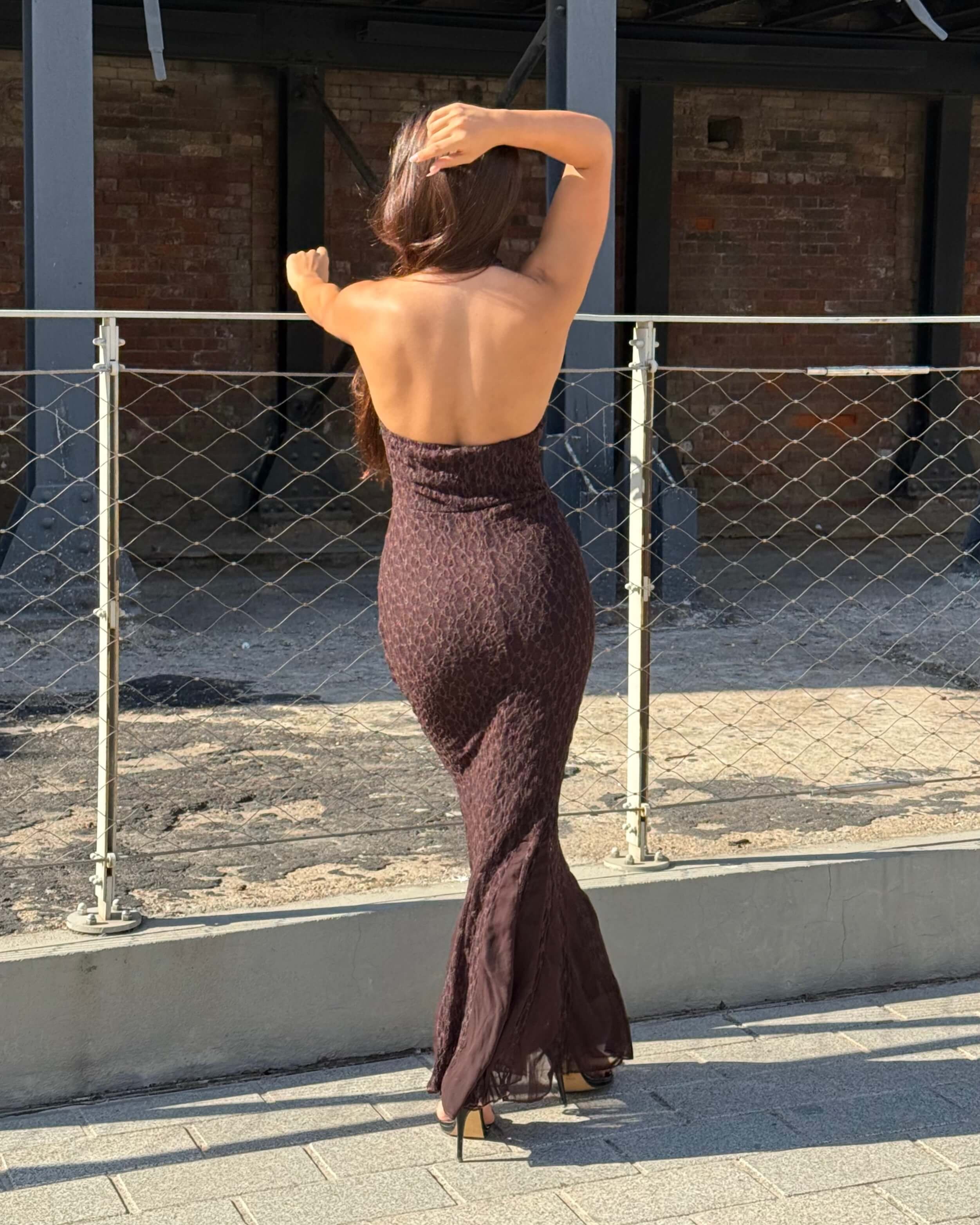 SIENA BROWN DANTEL BOYUNDAN GEÇİRMELİ ELBİSE 