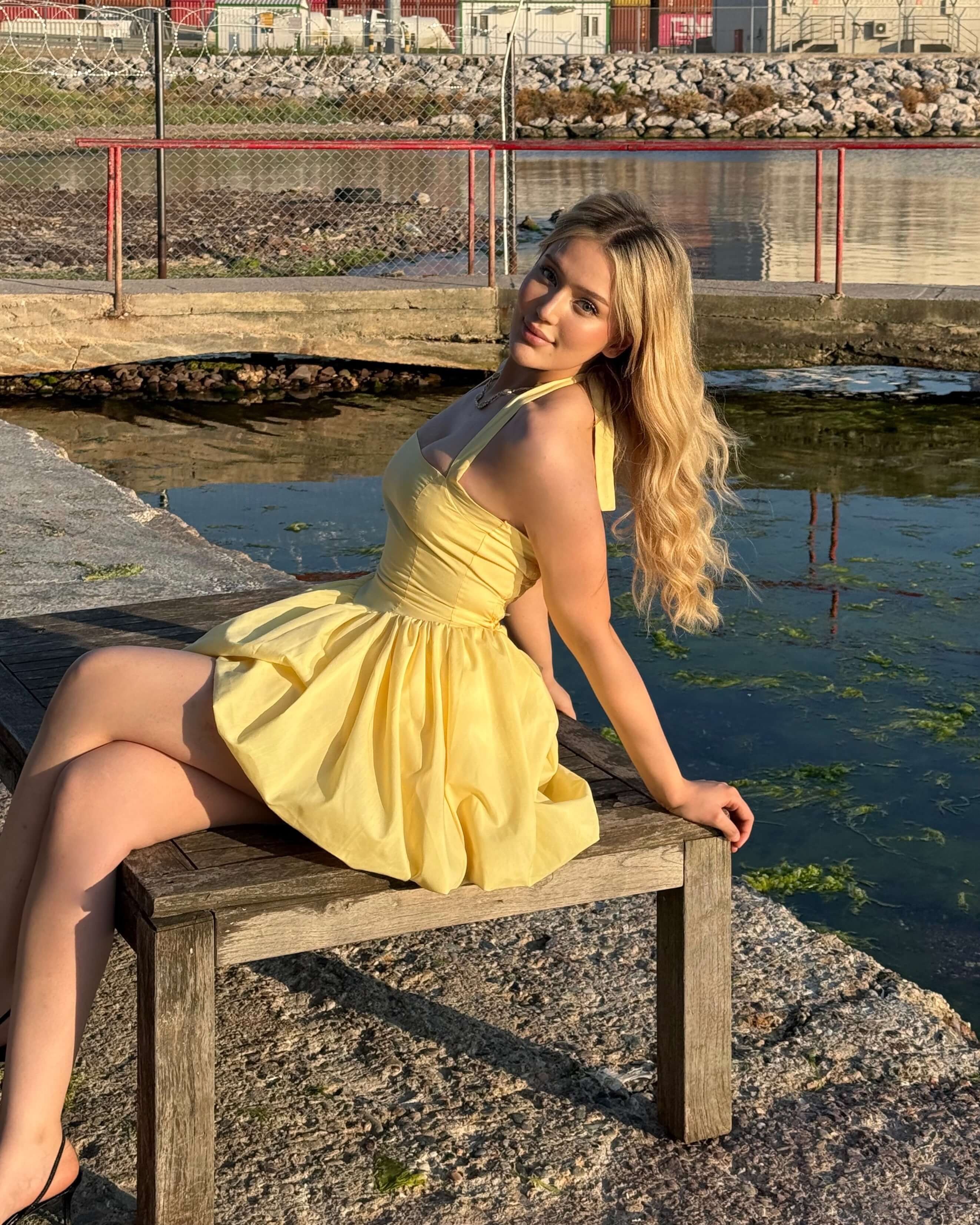 VETHA YELLOW SIRT LSTİK DETAY BOYUNDAN BAĞLAMALI ELBİSE 