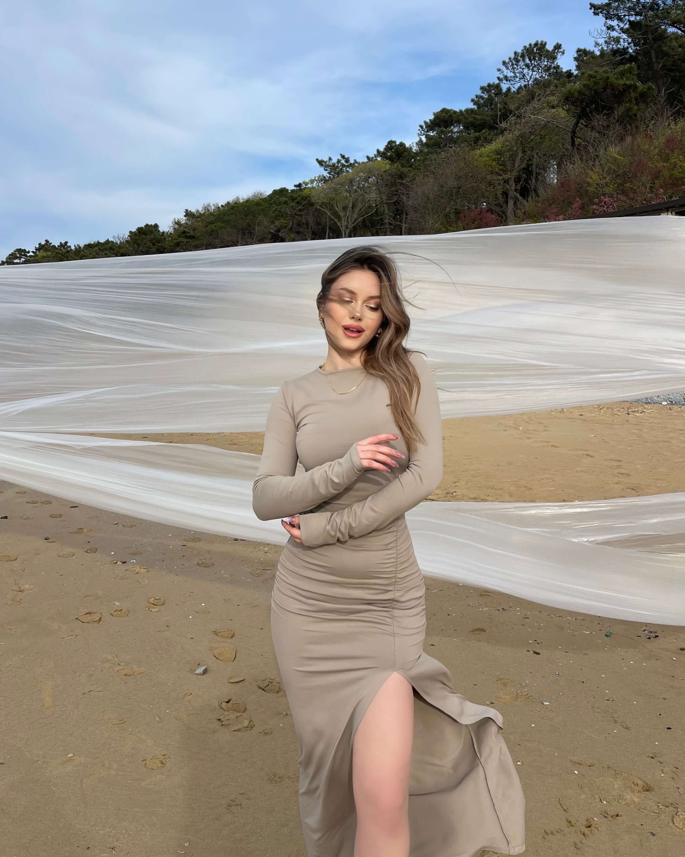 HEALVY BEIGE BÜZGÜ DETAY YIRTMAÇLI ELBİSE