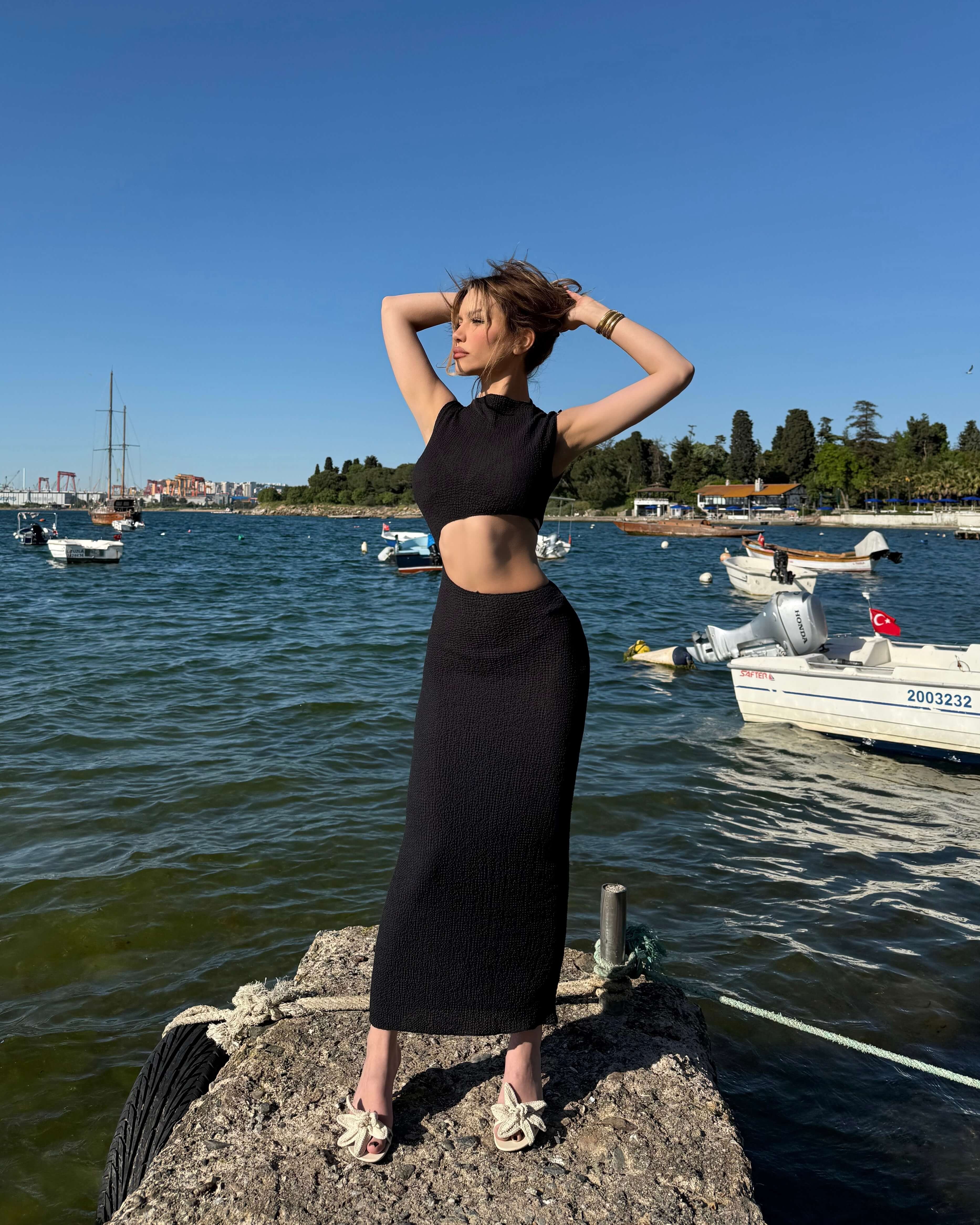 LUXE BLACK YAN BEL YIRTMAÇ DETAY GOFRE ELBİSE