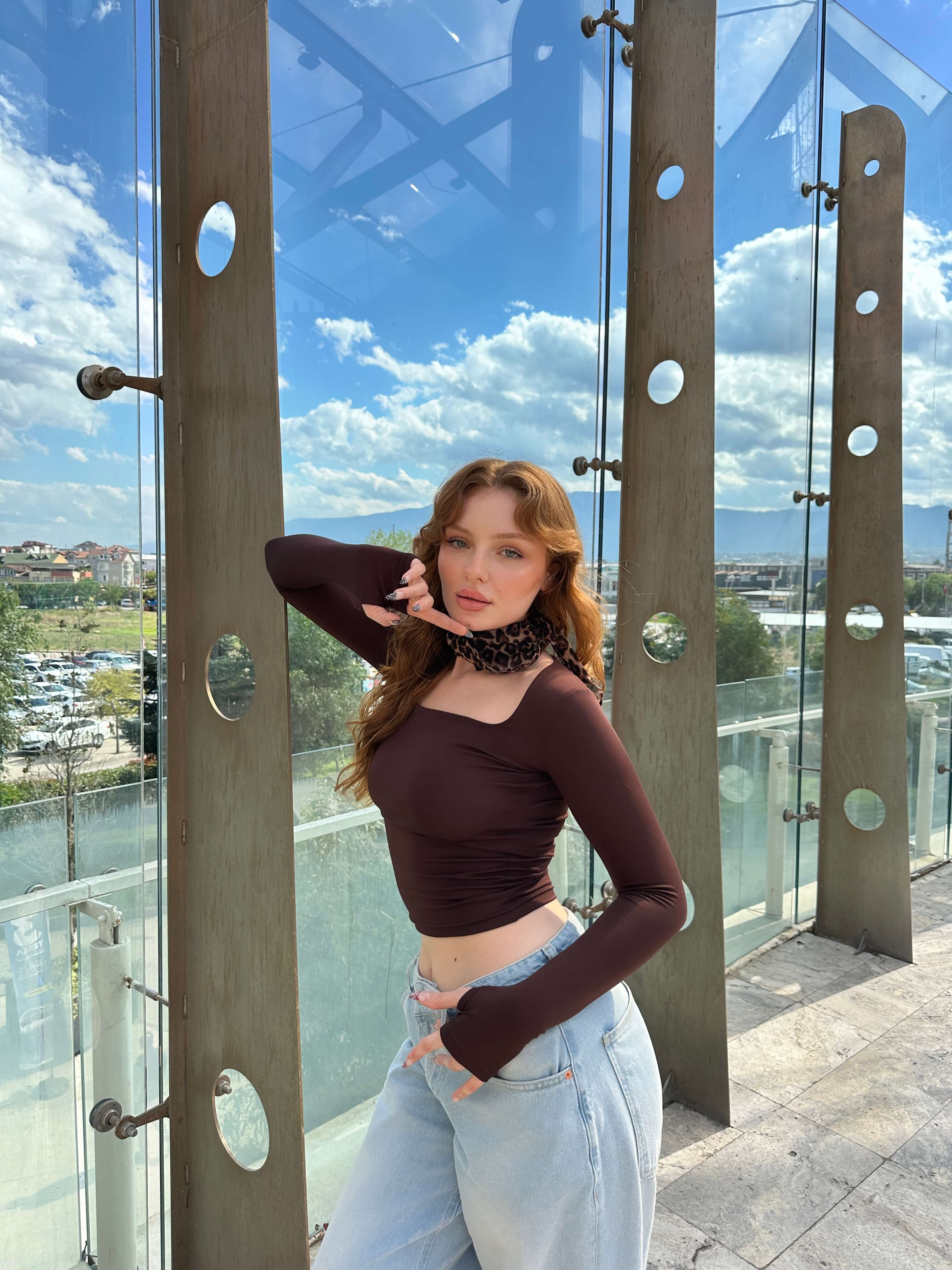 KAREN BROWN KARE YAKA PARMAK GEÇİRMELİ BLUZ