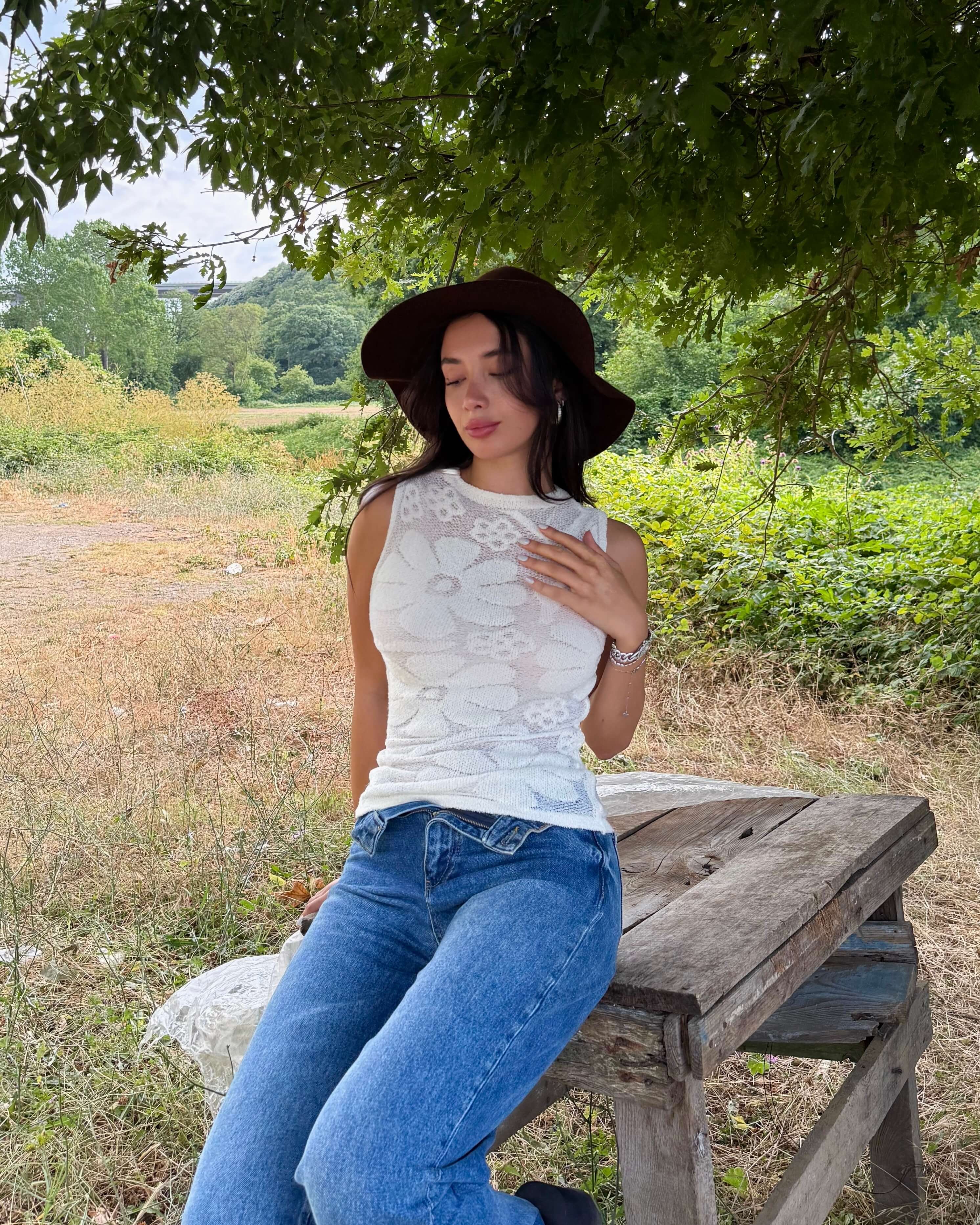 REVERIE BEIGE TRIKO DESENLİ SIFIR KOL BLUZ