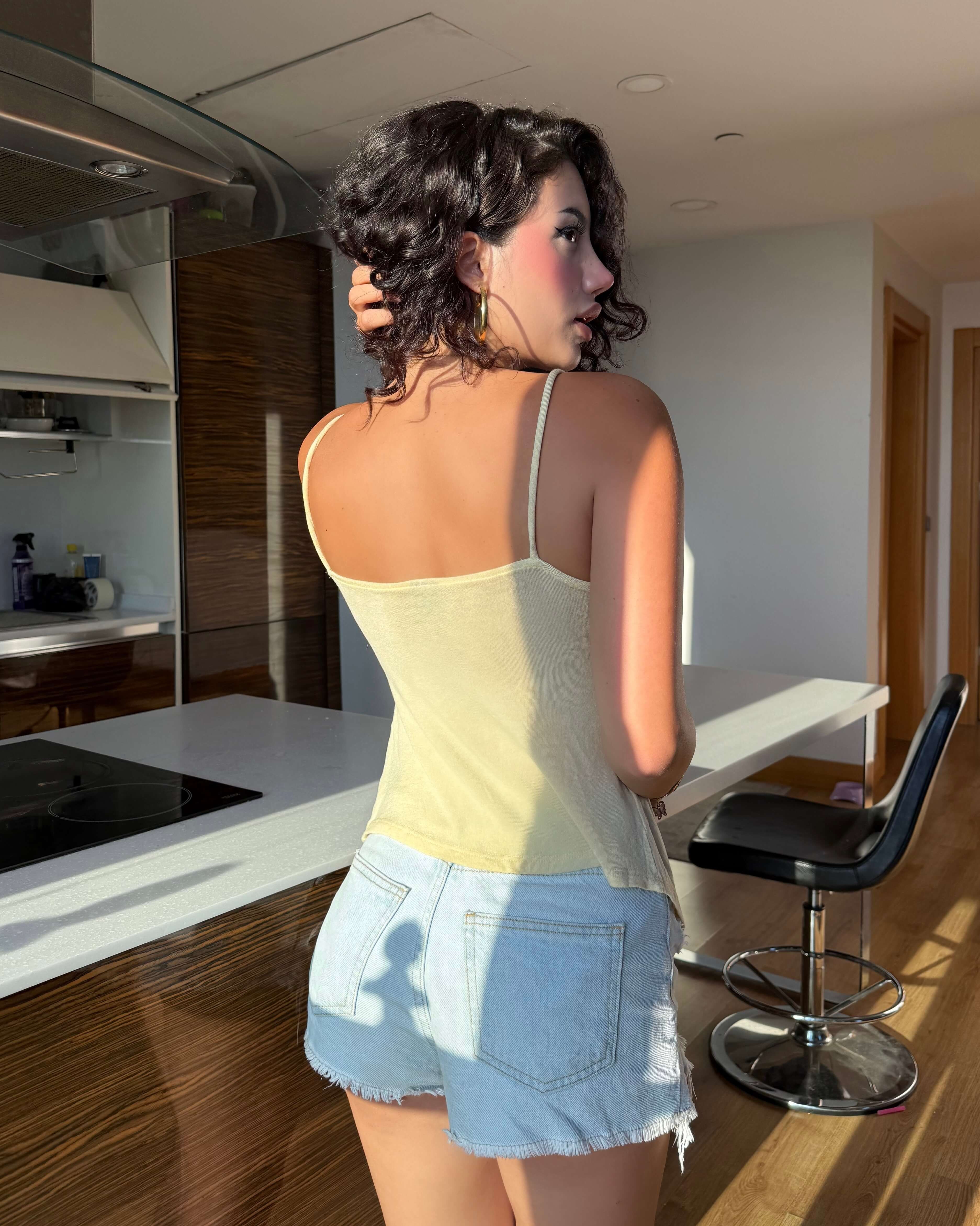 CERTAIN BUTTER YELLOW ÖNDEN BÜZGÜLÜ ASKILI BLUZ