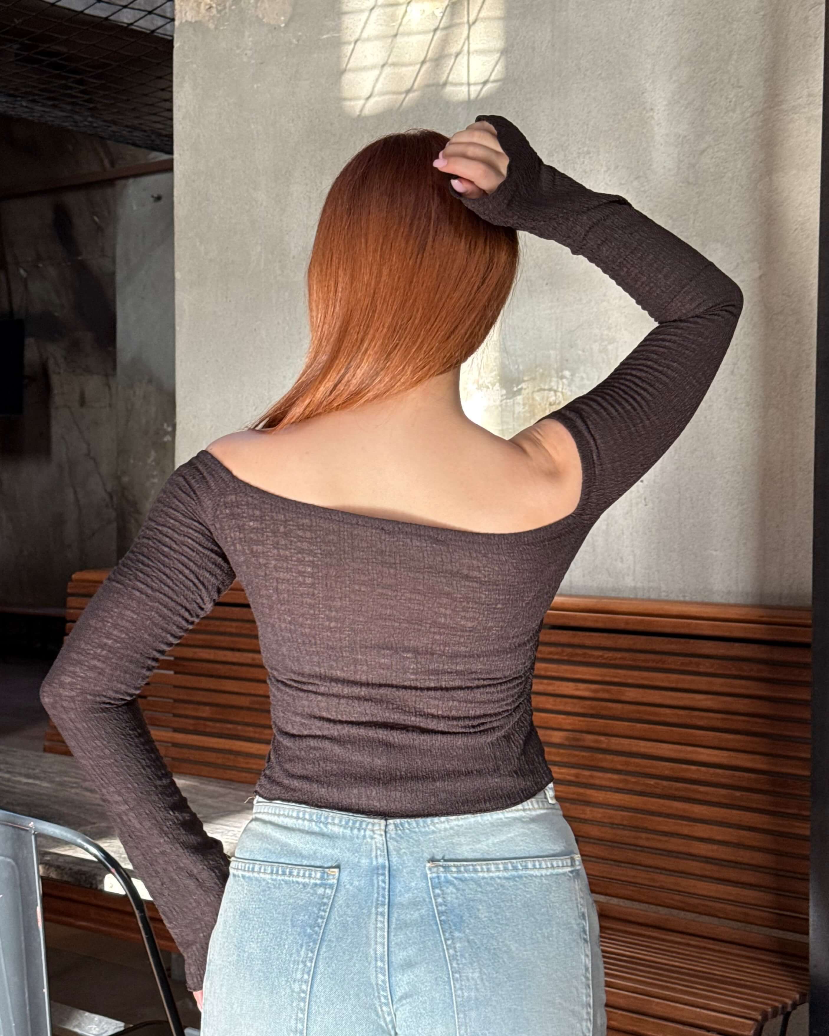 BRODİE BROWN ÖNDEN BÜZGÜLÜ KAYIK YAKA CROP 