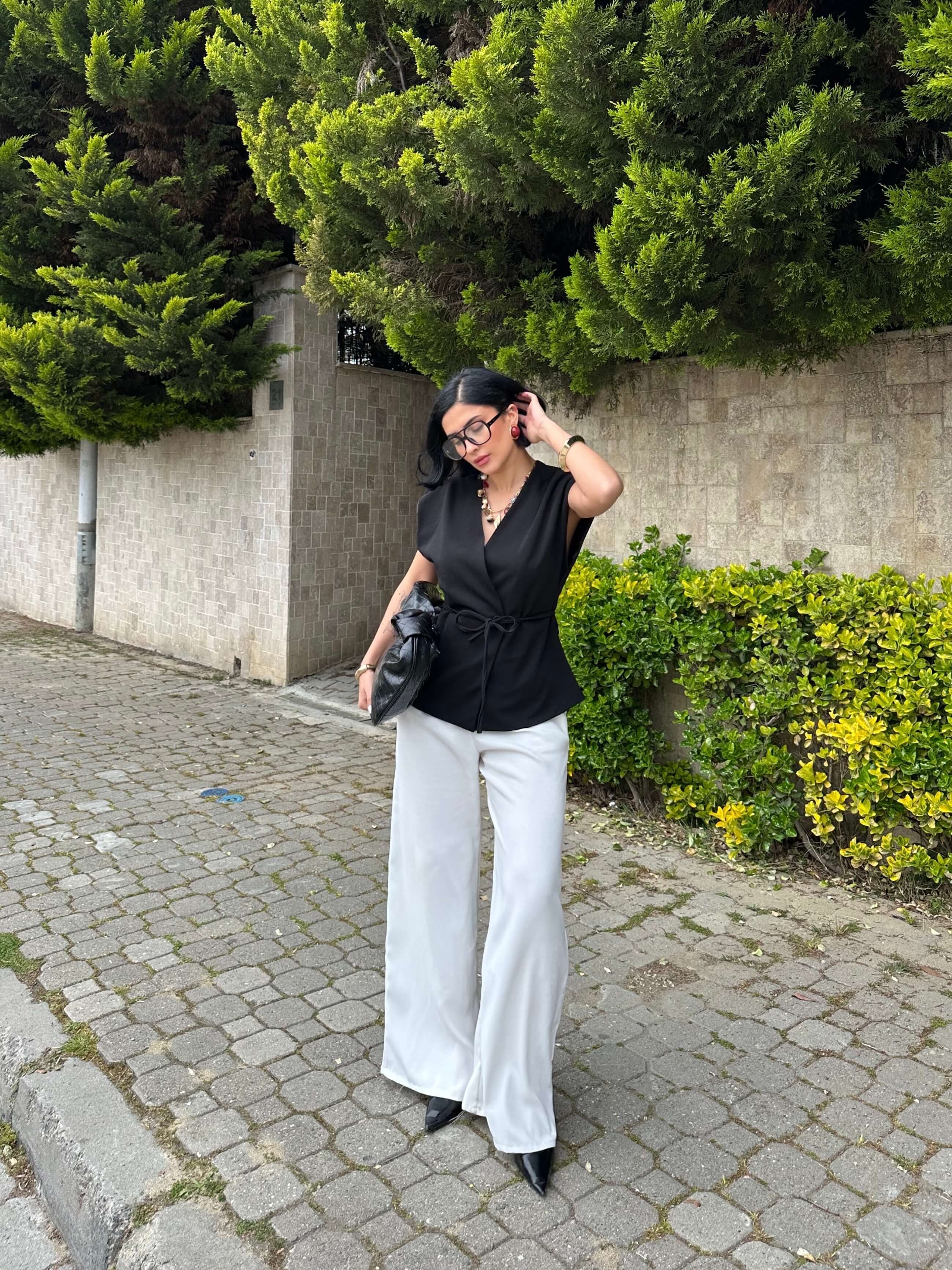 NERKEA BLACK ÖN BAĞLAMALI YELEK