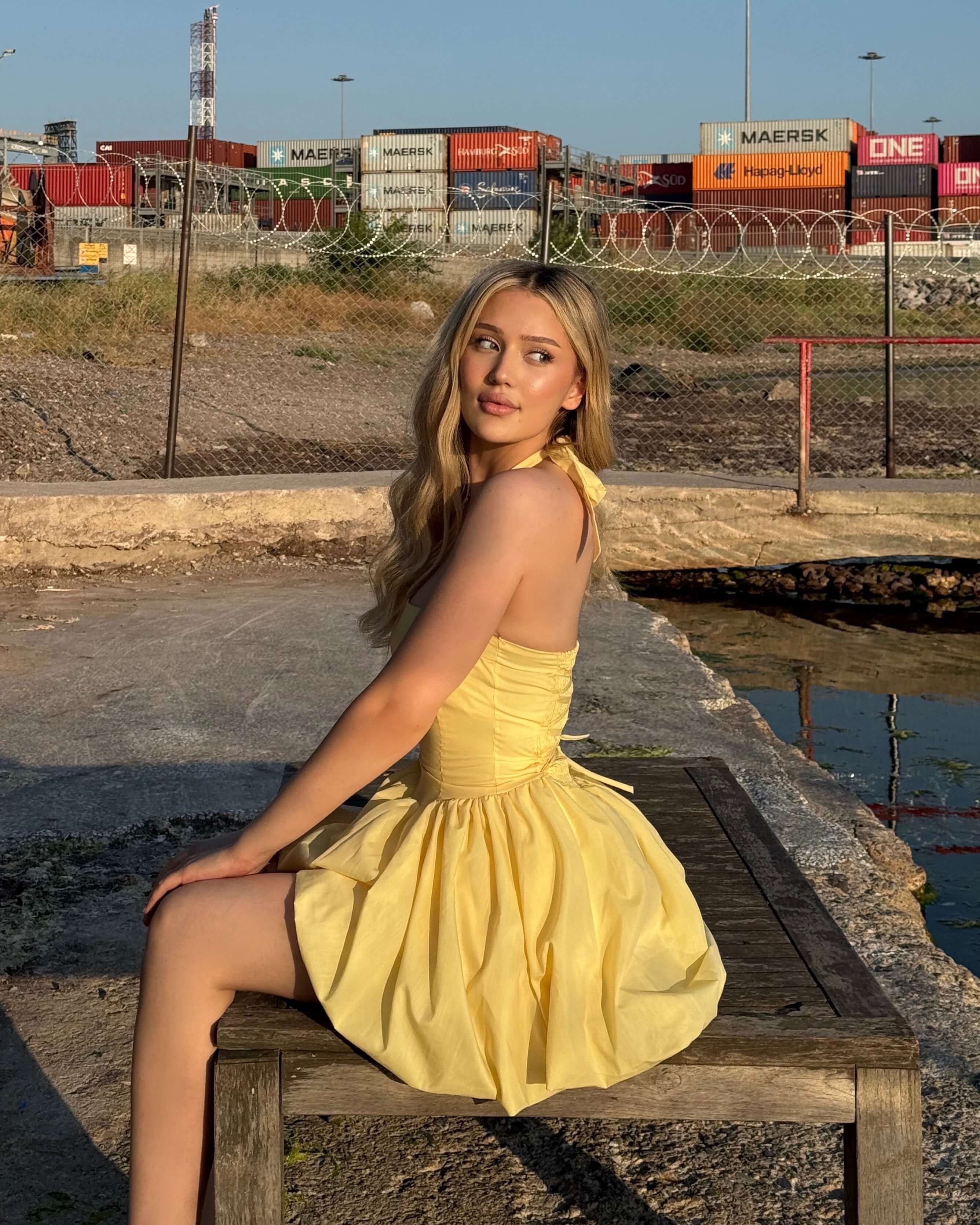 VETHA YELLOW SIRT LSTİK DETAY BOYUNDAN BAĞLAMALI ELBİSE 