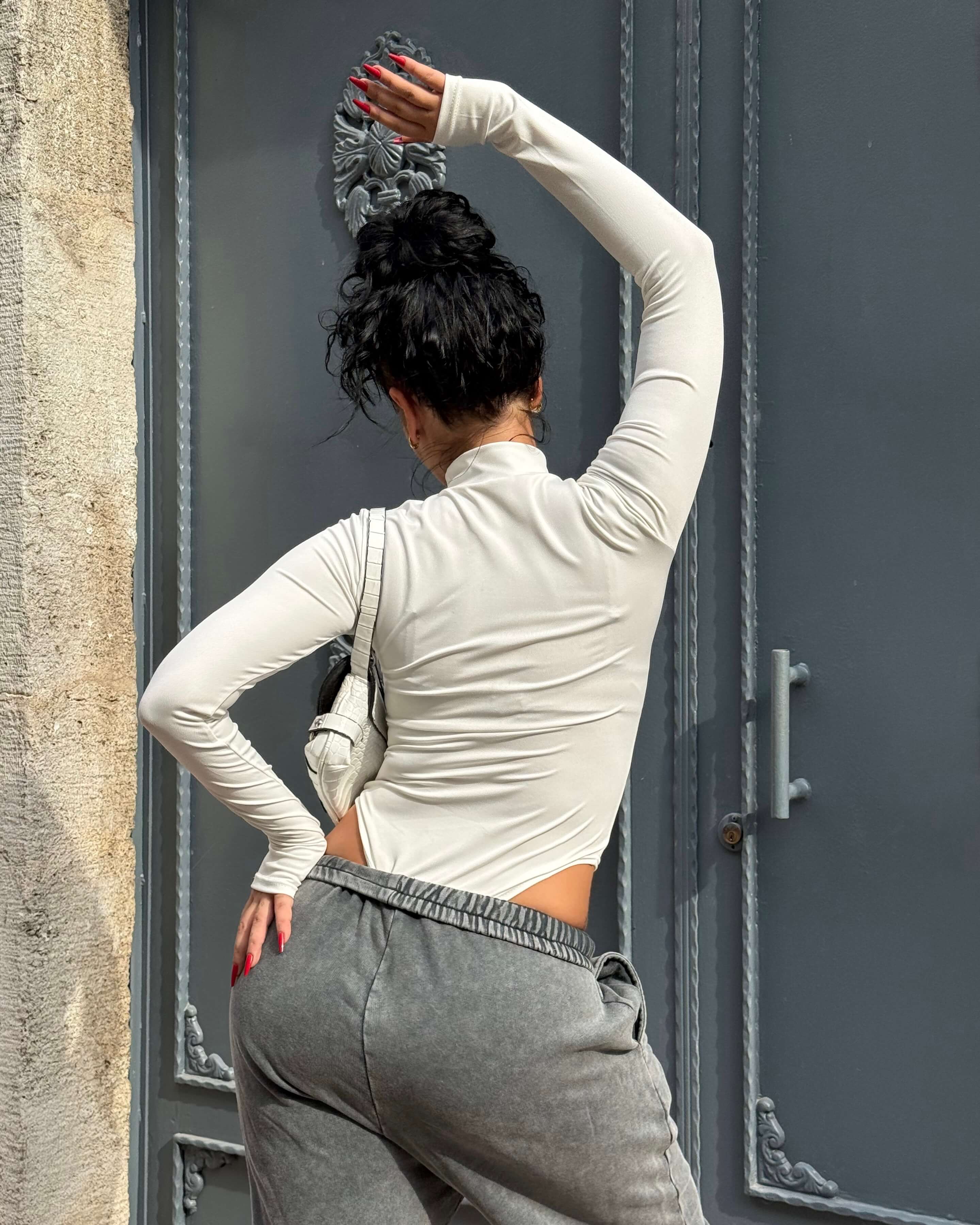 DİANA WHİTE BALIKÇI YAKA PARMAK GEÇİRMELİ BODYSUİT 