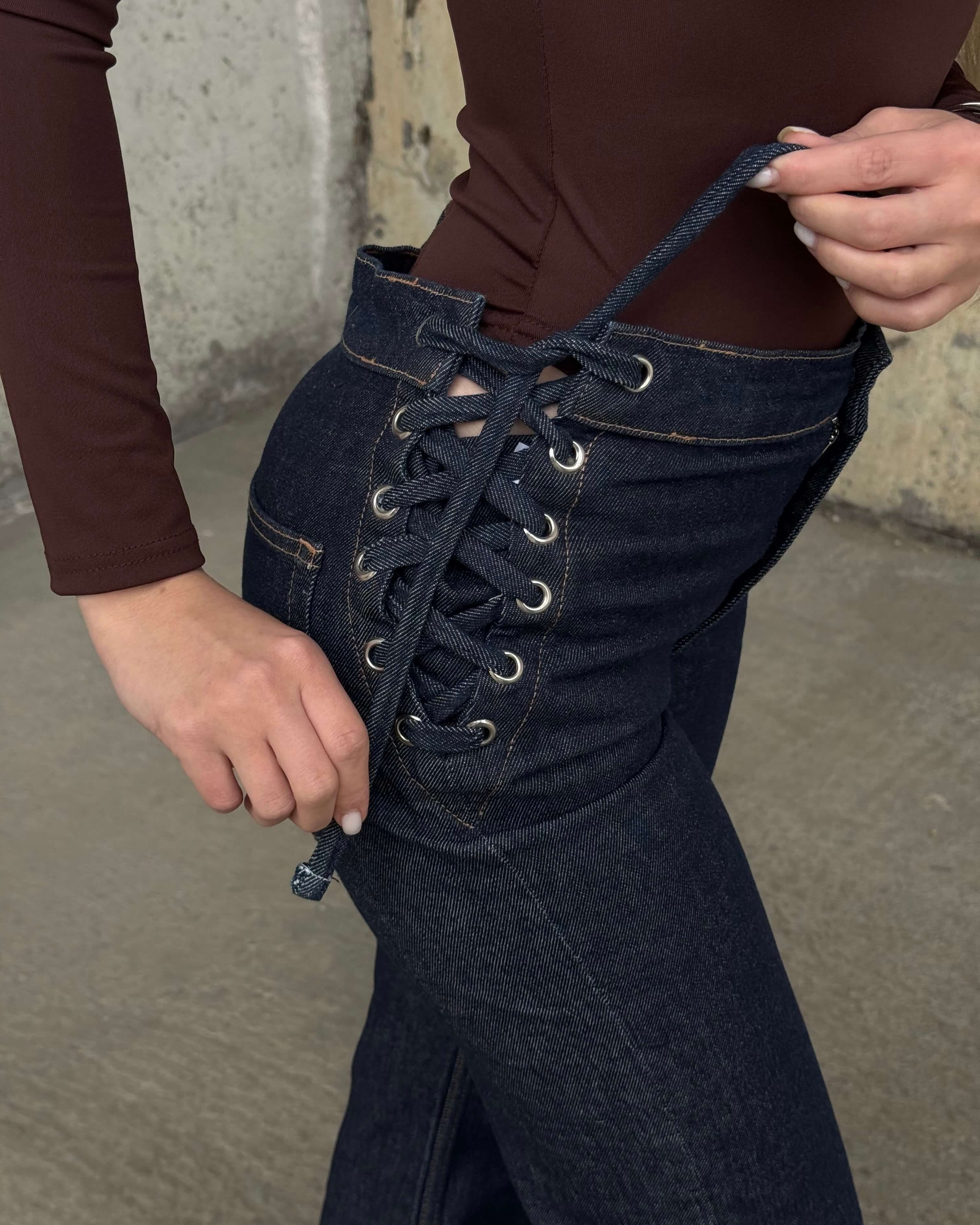 VİCKİ DARK BLUE BAĞCIK DETAYLI JEAN 