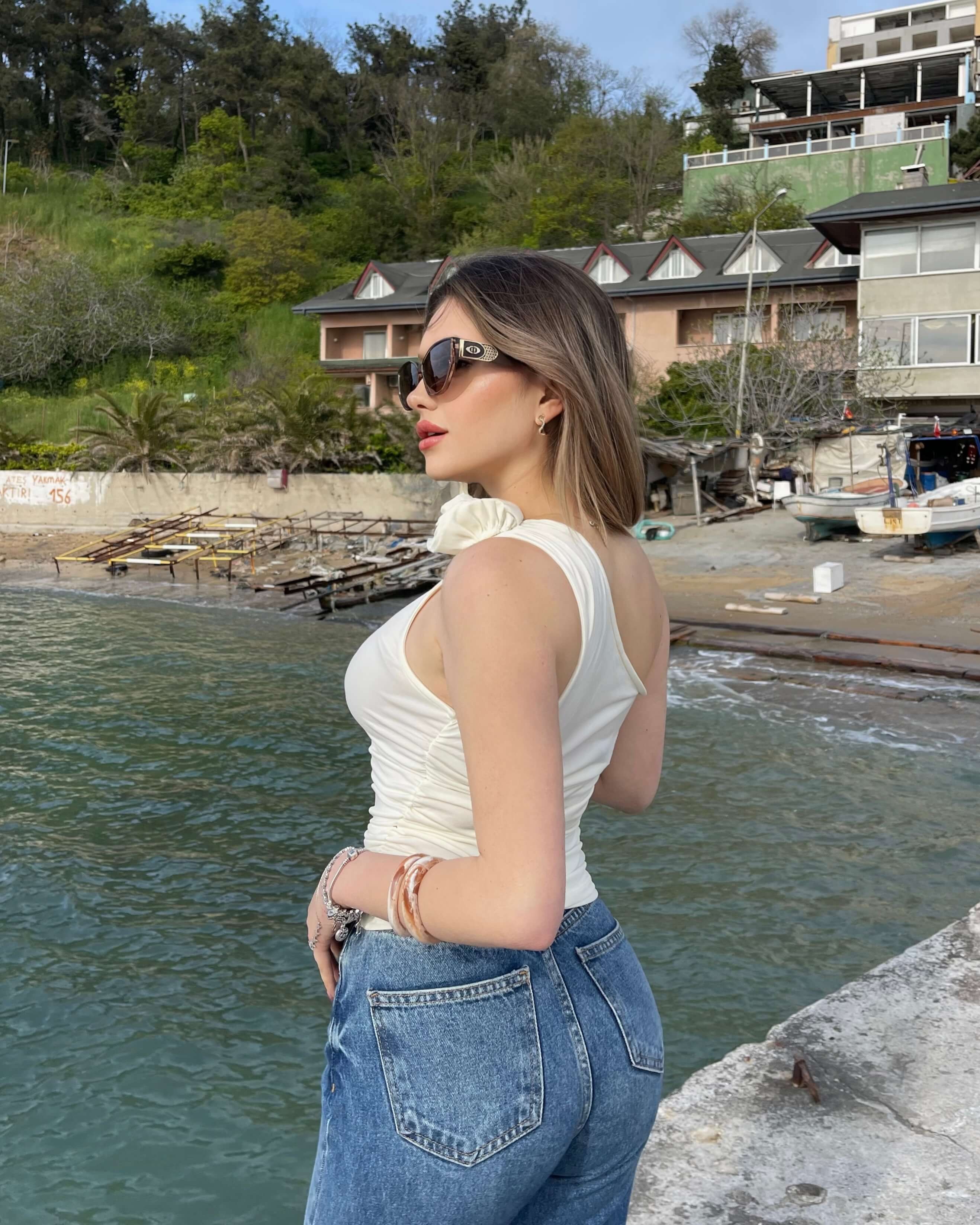 BOOGIE CREAM TEK OMUZ GÜL DETAYLI BLUZ