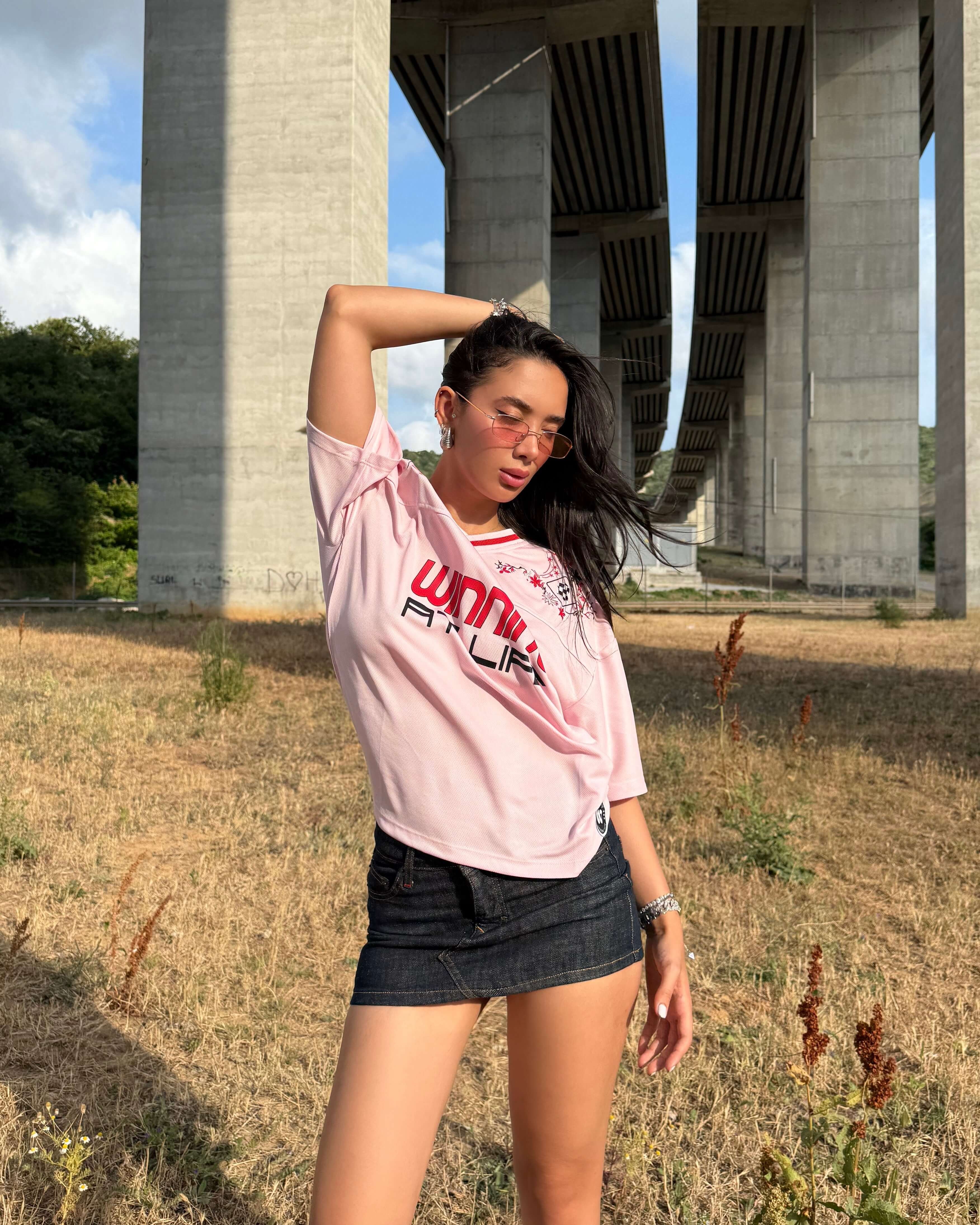 AZKA PINK NAKIŞ DETAY V YAKA T-SHIRT