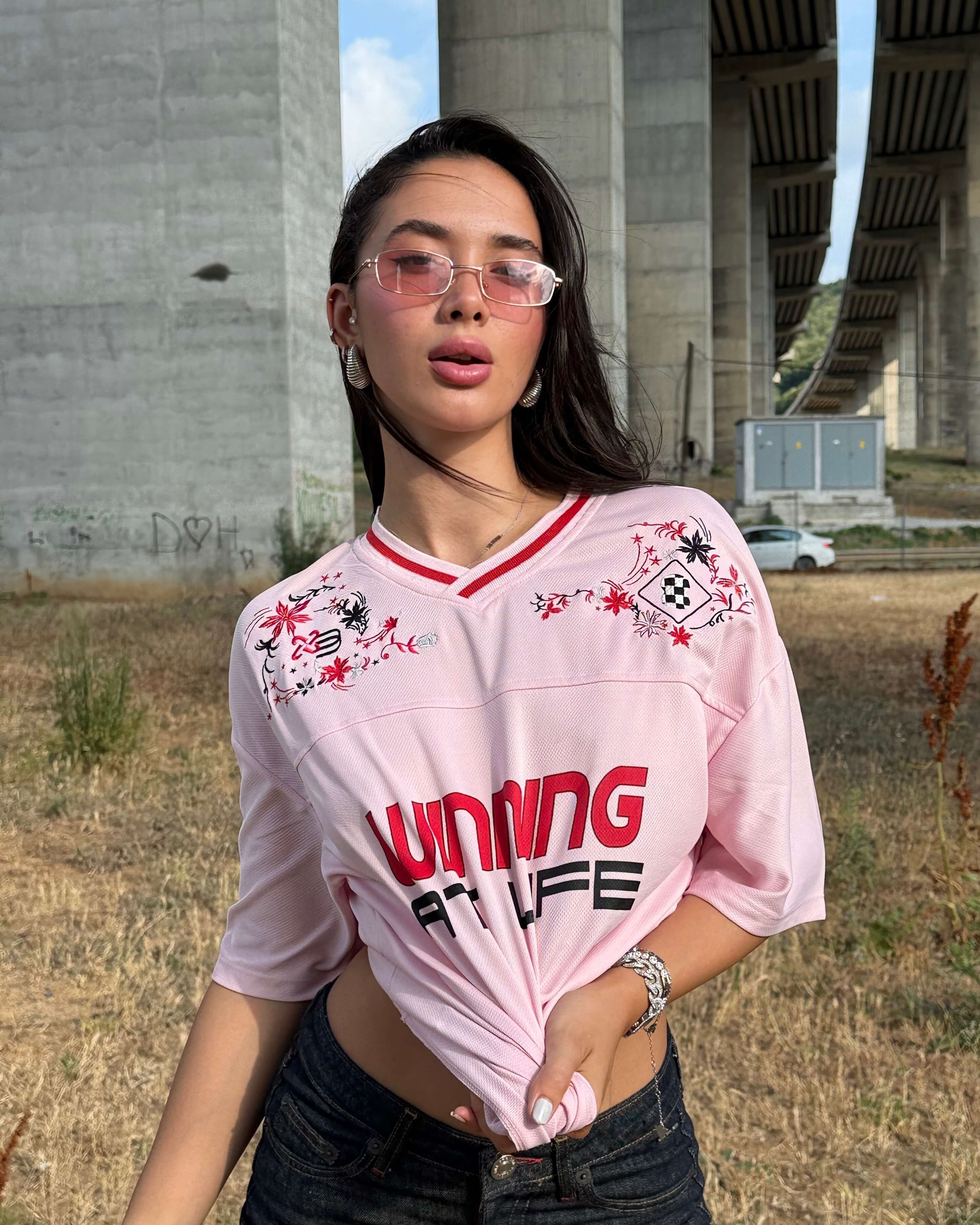 AZKA PINK NAKIŞ DETAY V YAKA T-SHIRT