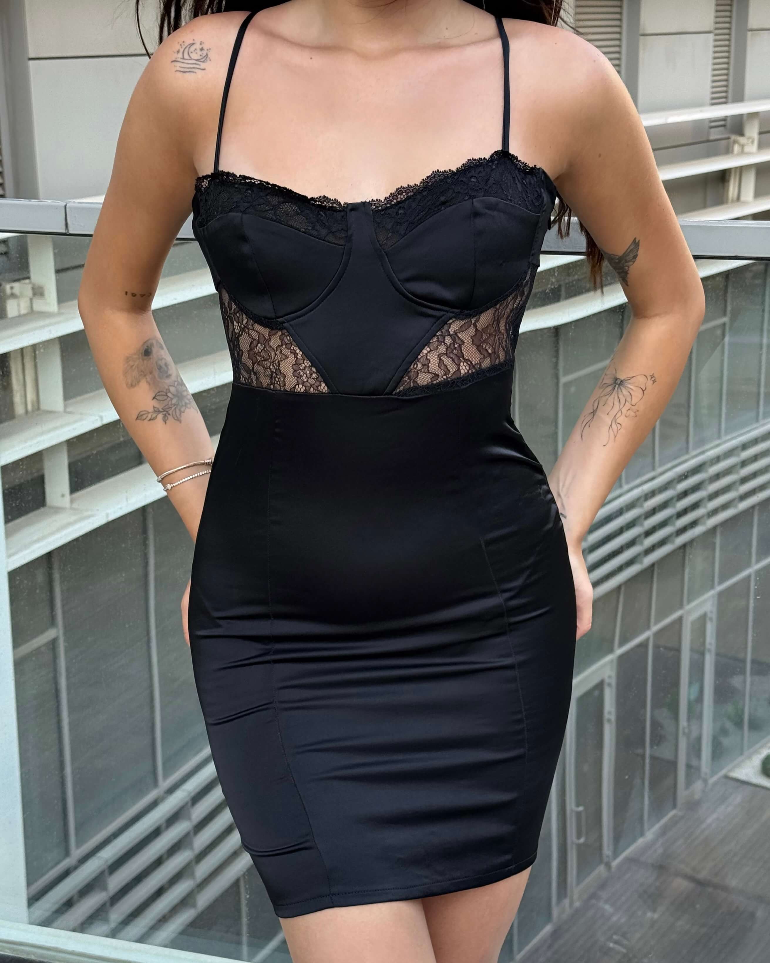 HANILOVE BLACK ASKILI GÖĞÜS DANTEL DETAY MİNİ ELBİSE