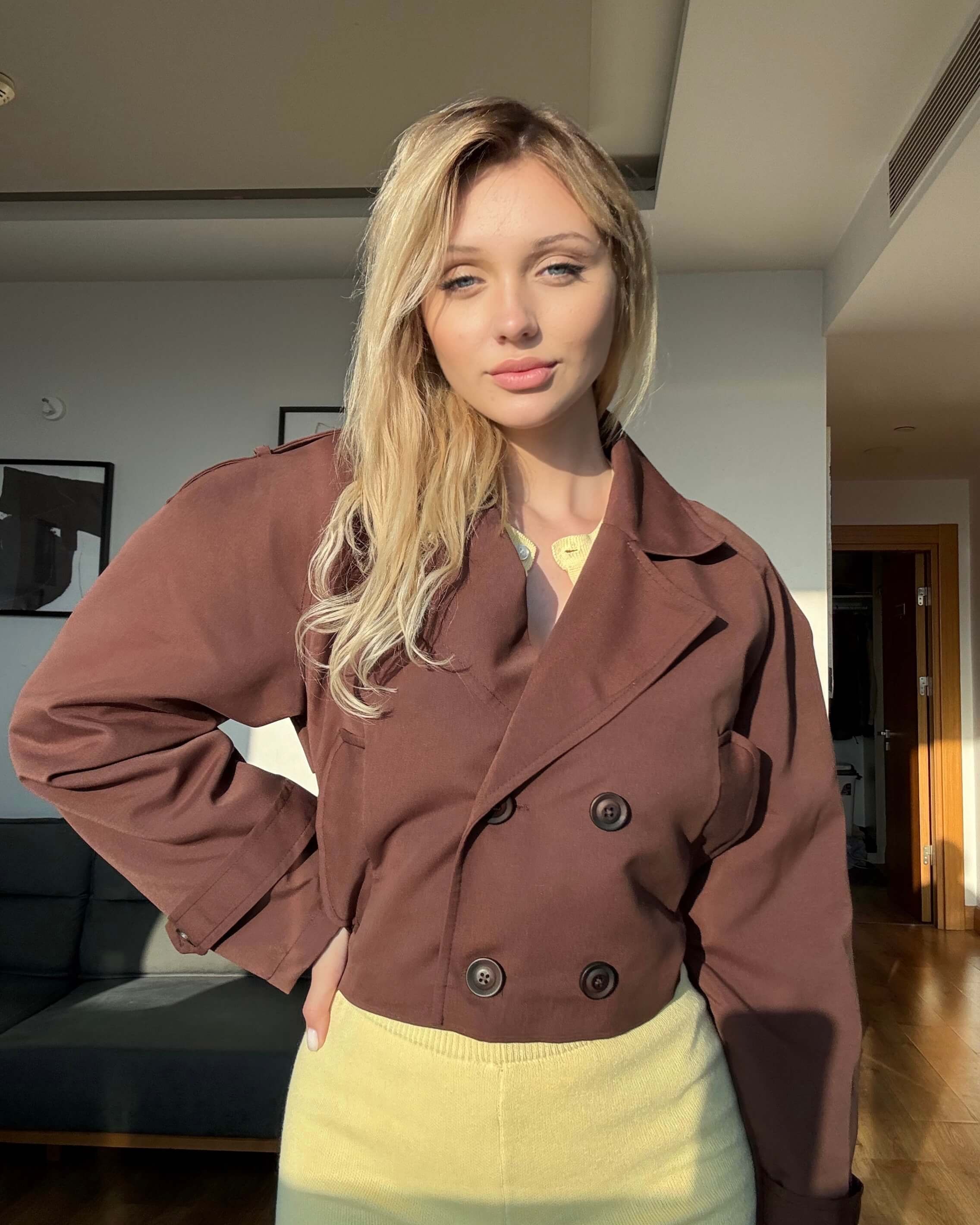GLORİA BROWN KRUVAZE CROP TRENÇKOT 
