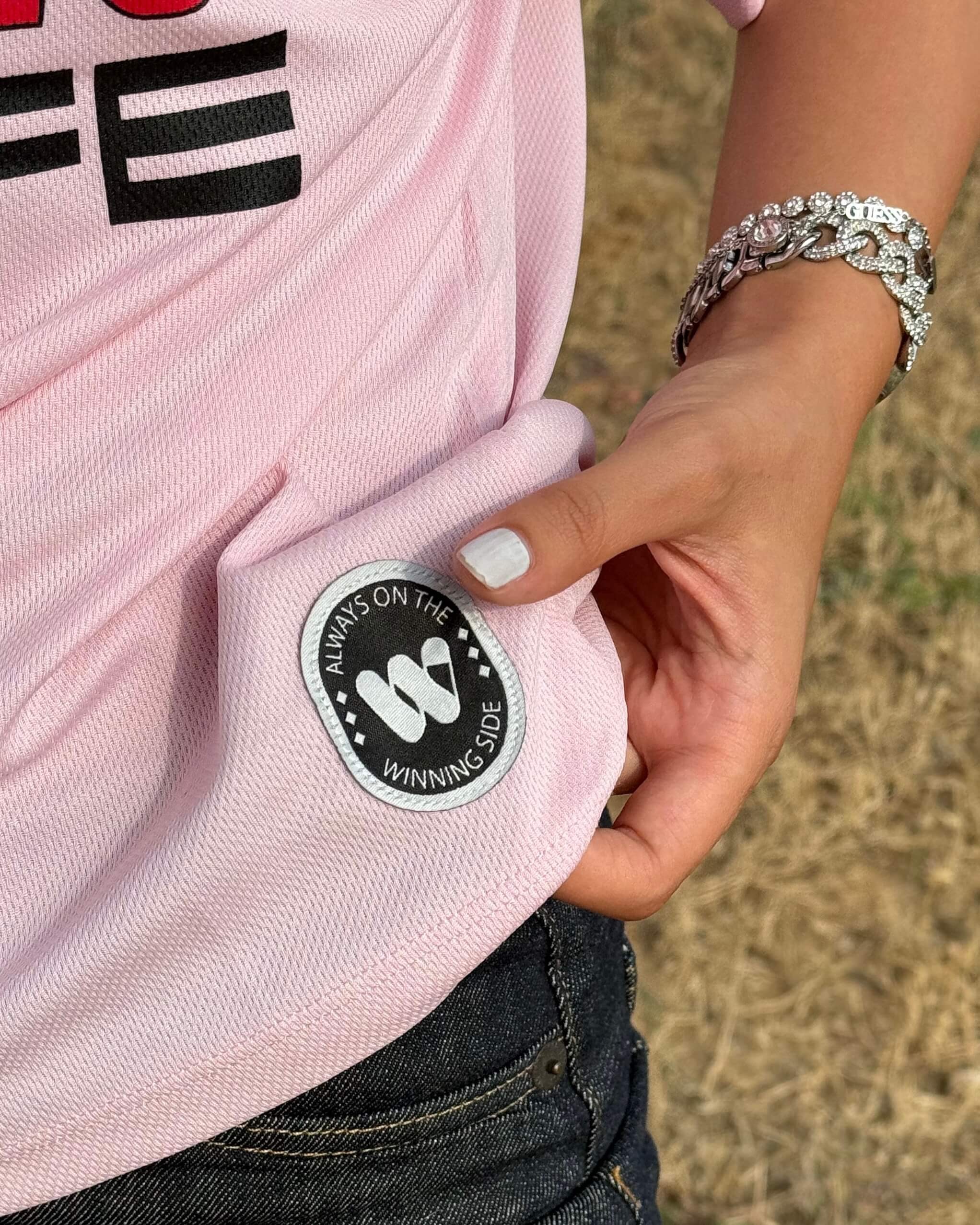 AZKA PINK NAKIŞ DETAY V YAKA T-SHIRT