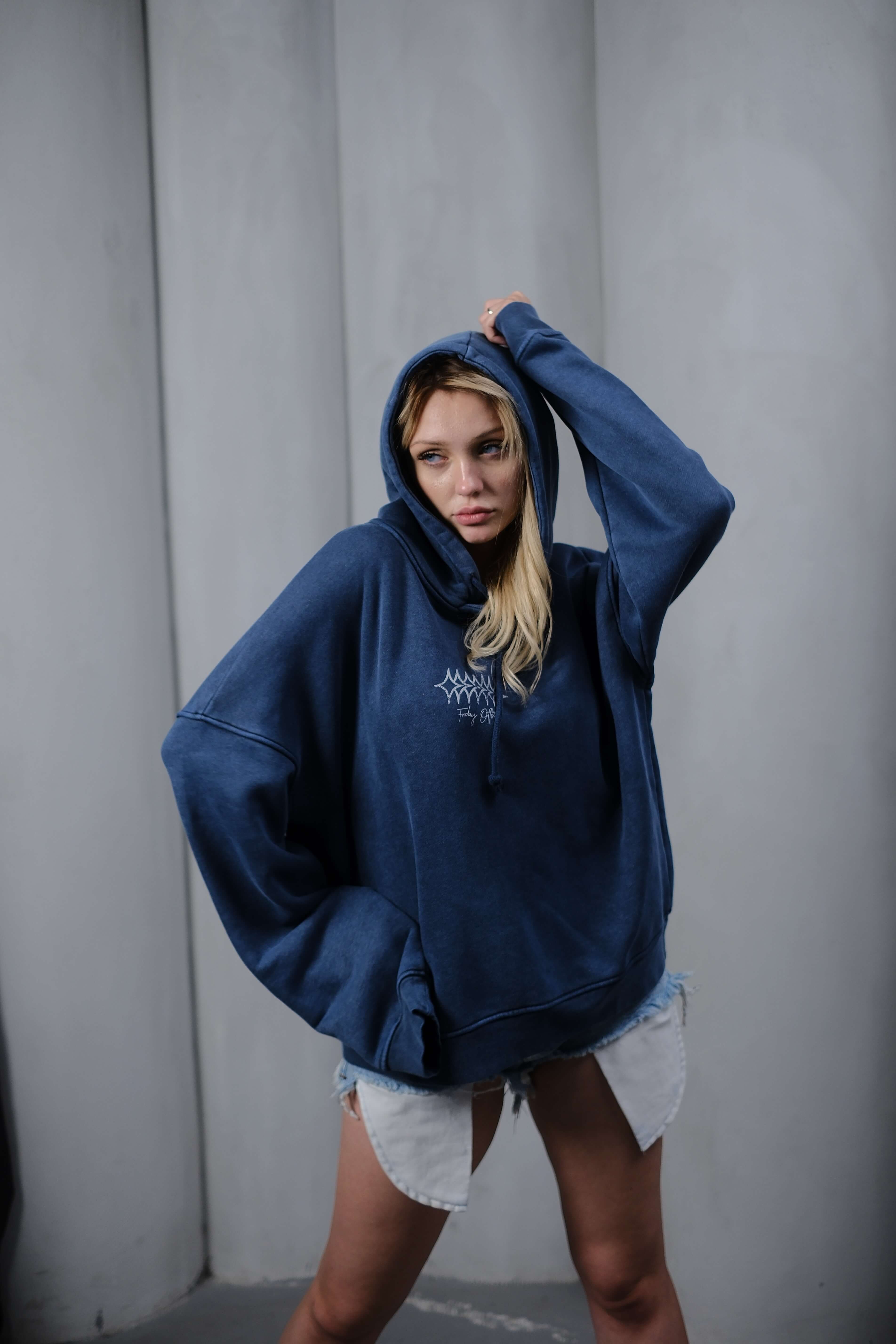 EVERYWHERE BLUE YAZI DETAYLI KAPÜŞONLU SWEATSHİRT 